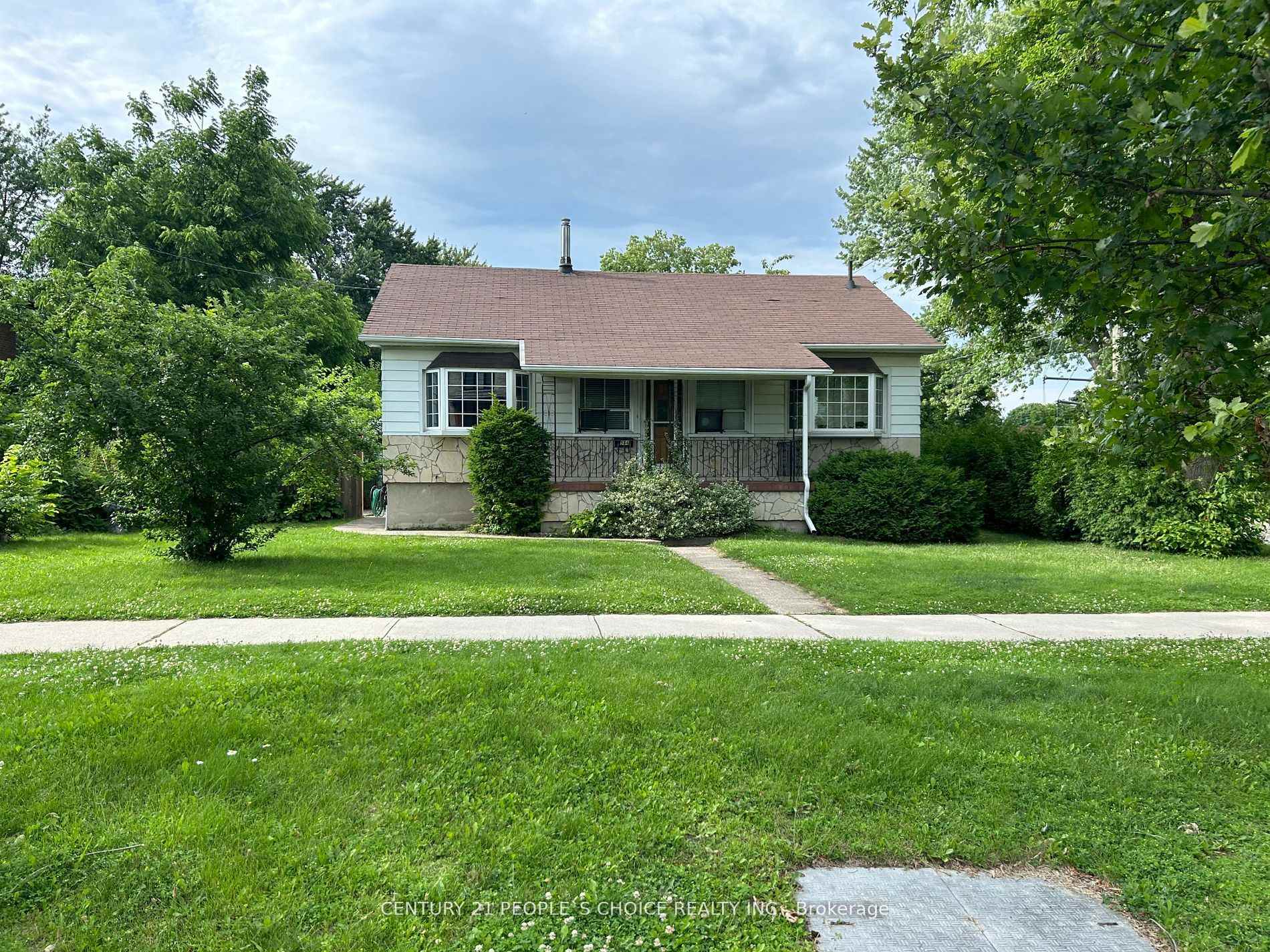 Photo 2 of 564 Horner Avenue, Etobicoke, Alderwood — HOMEH