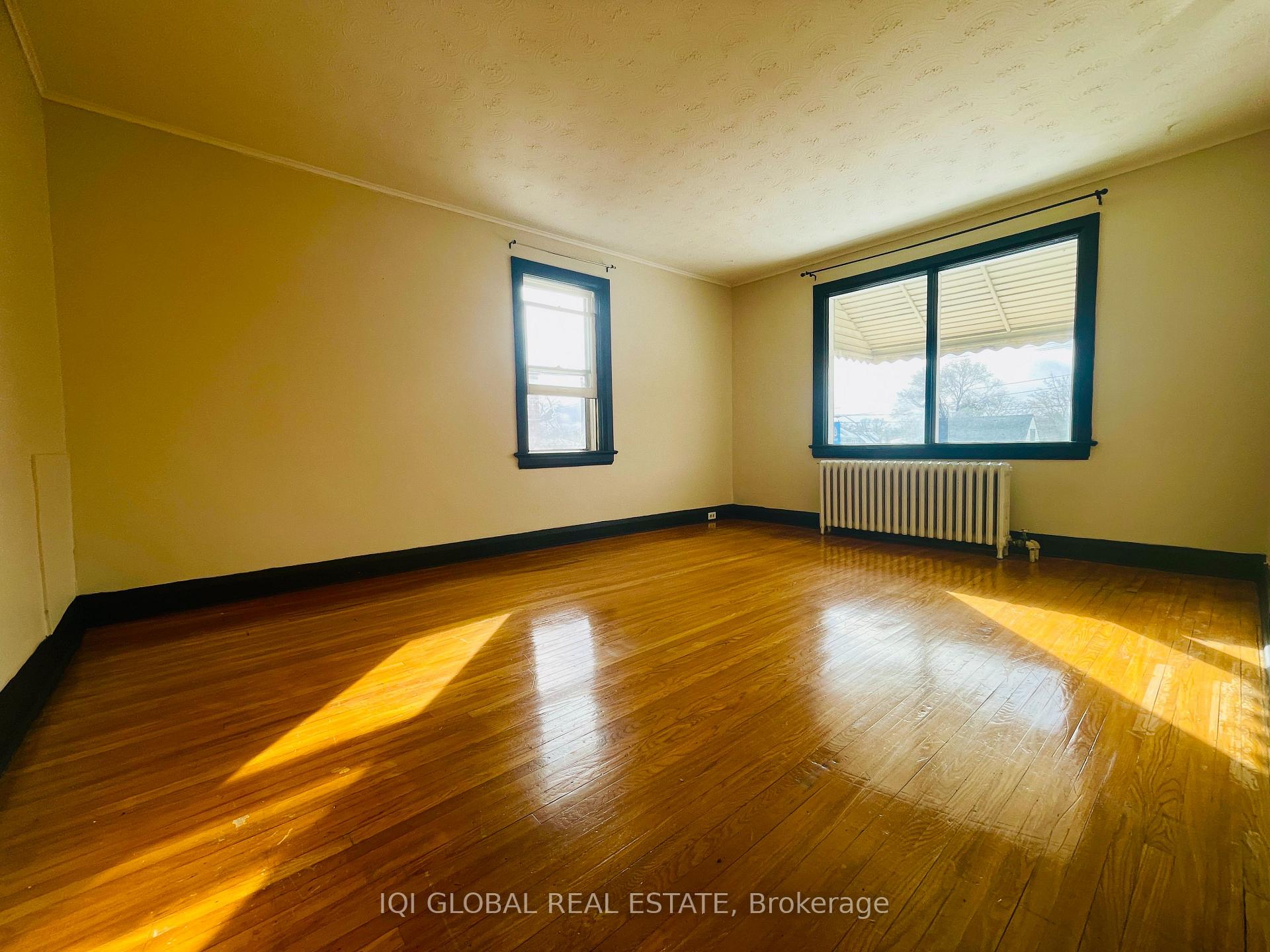 Photo 4 of 529 Browns Line, Etobicoke, Alderwood — HOMEH