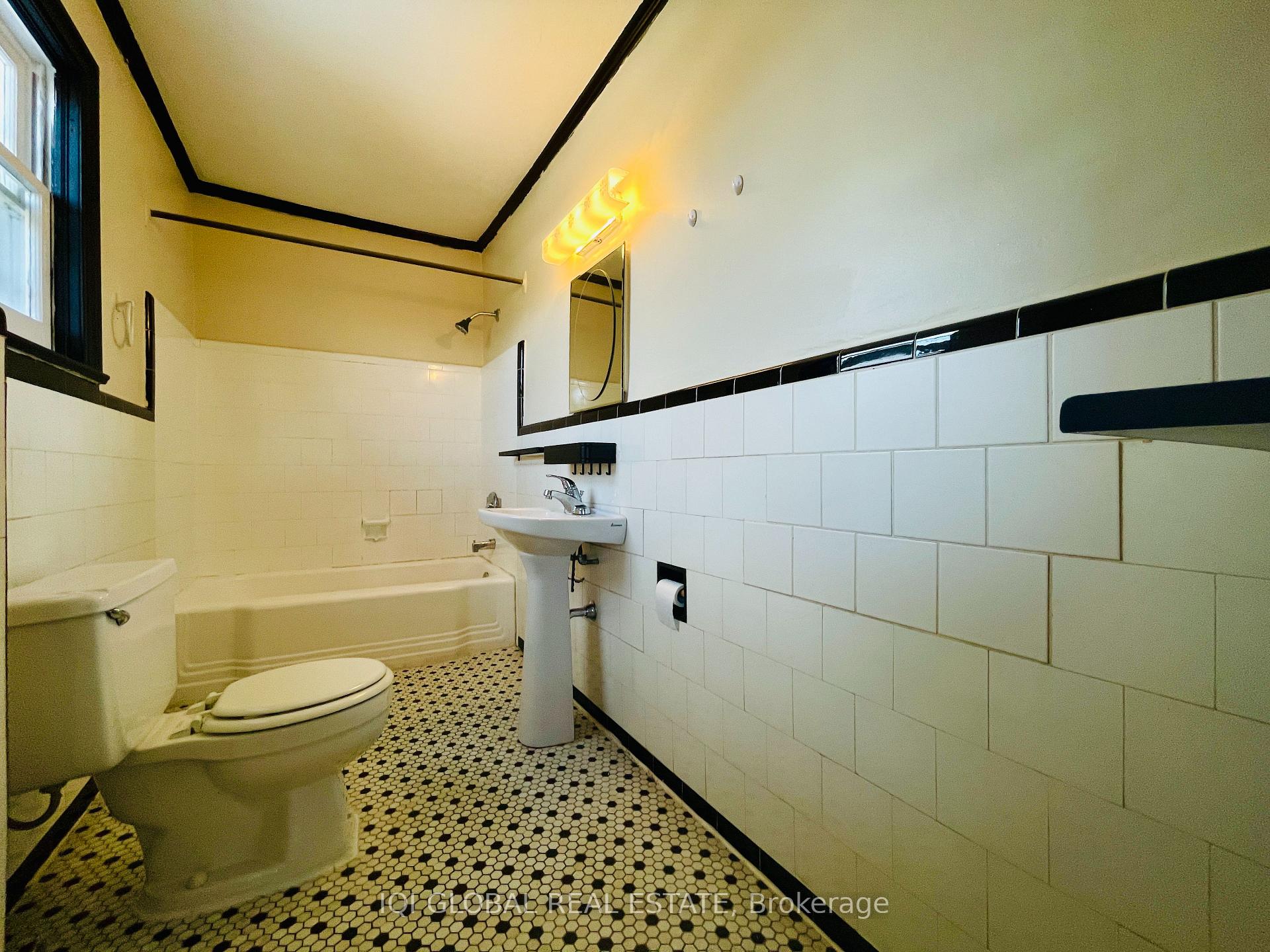 Photo 11 of 529 Browns Line, Etobicoke, Alderwood — HOMEH