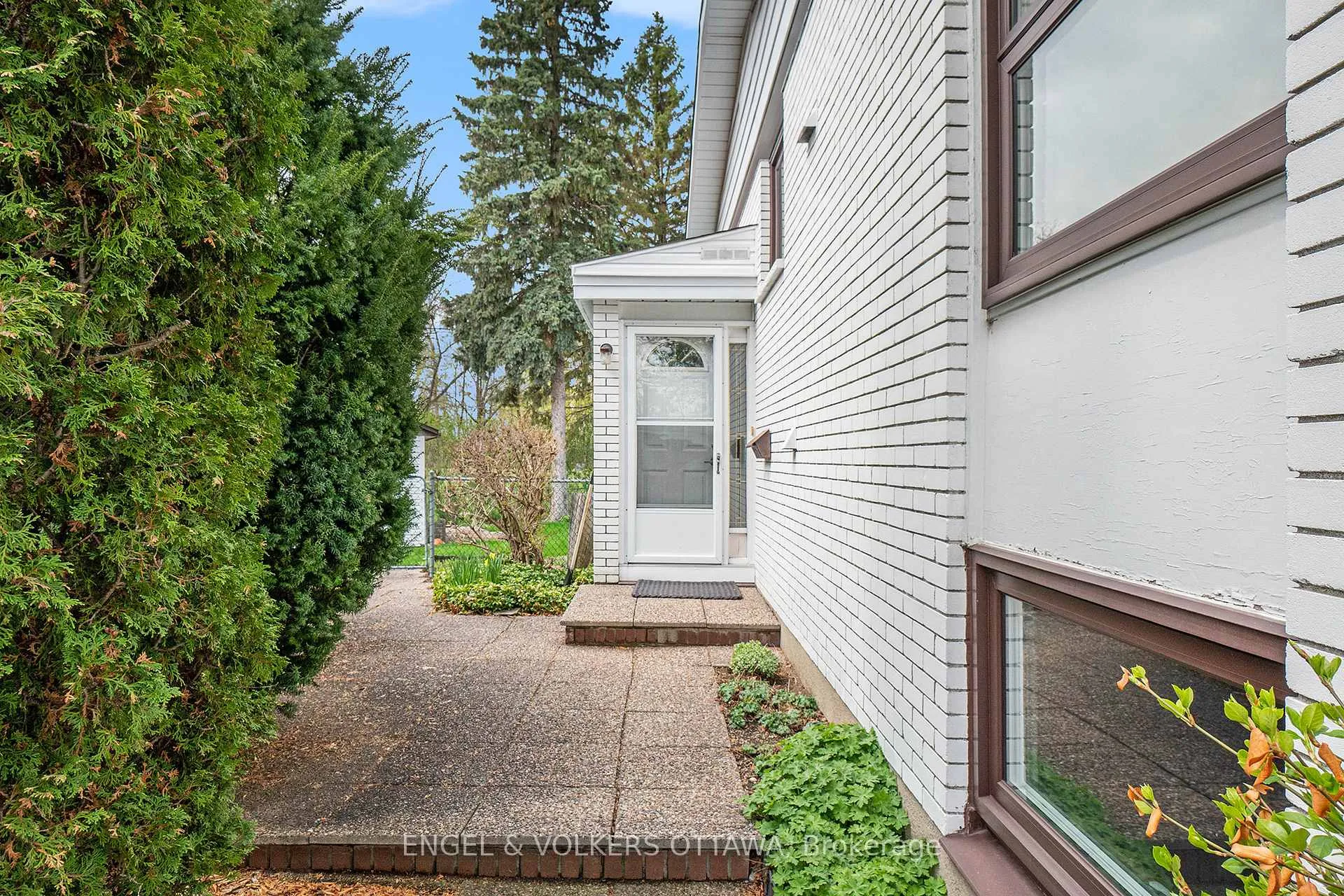 Photo 8 of 1805 Applegrove Court, Ottawa, Beacon Hill South — HOMEH