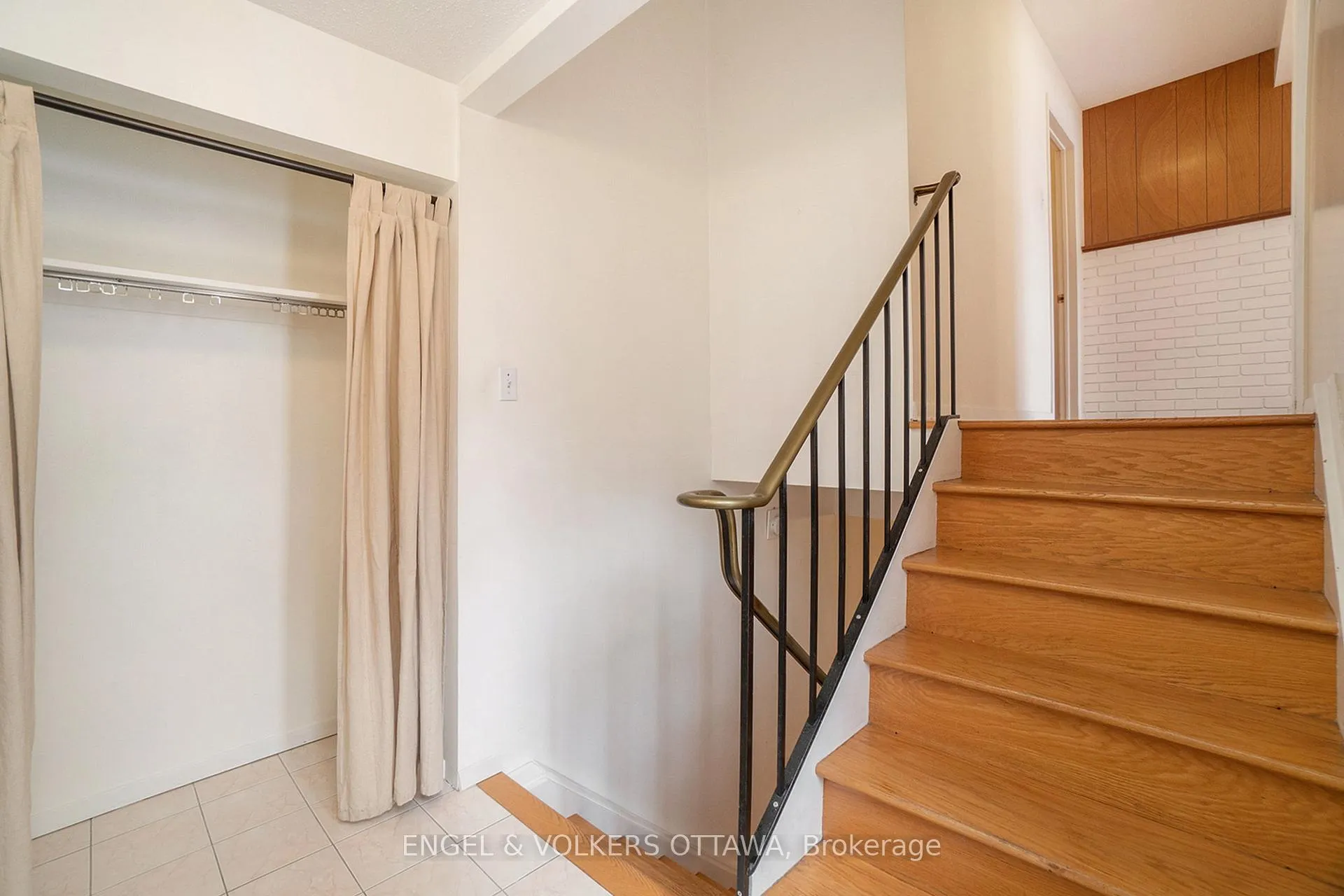 Photo 12 of 1805 Applegrove Court, Ottawa, Beacon Hill South — HOMEH