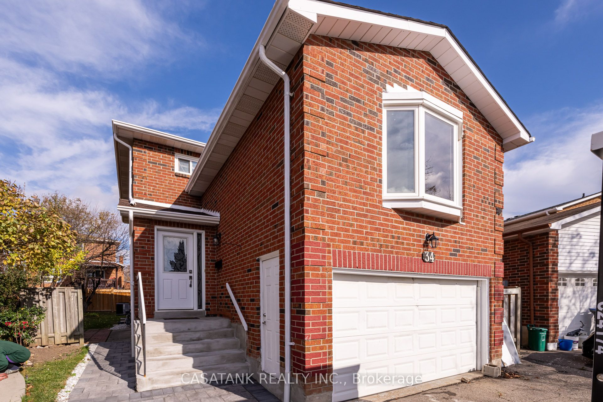 Photo 2 of 34 Willerton Close, Brampton, Brampton North — HOMEH