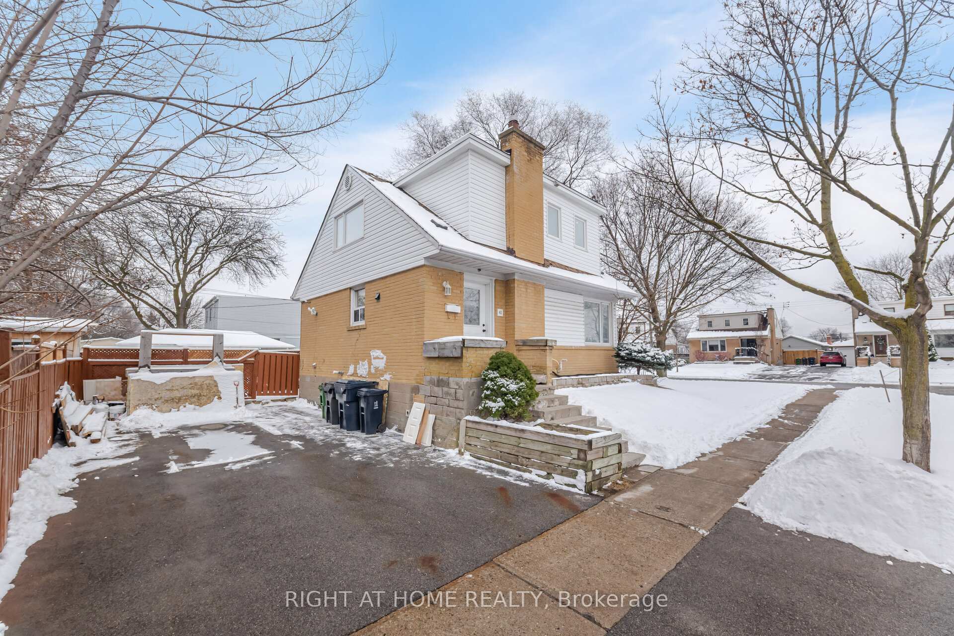 Front of 41 Tofield Crescent