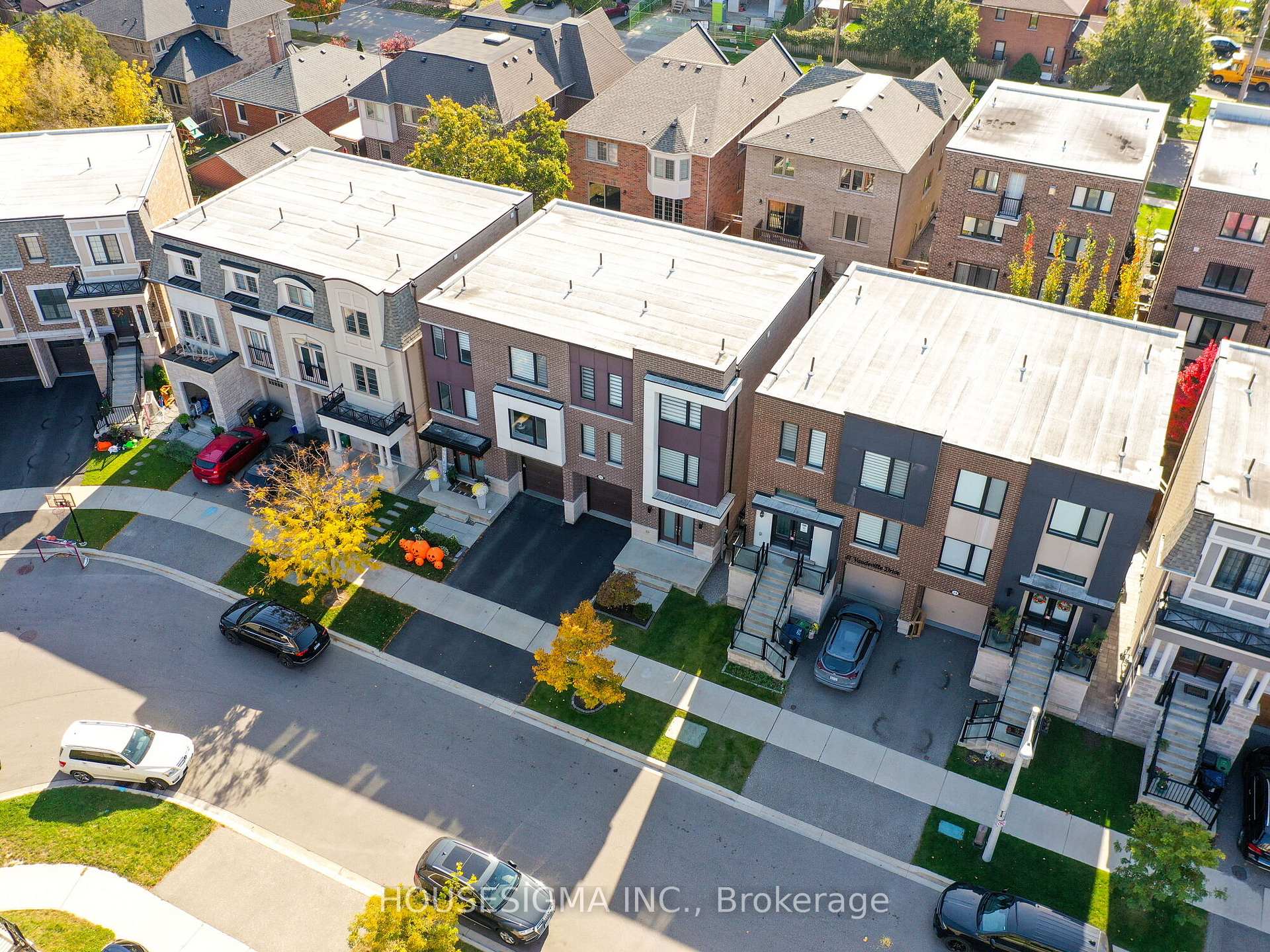 Photo 2 of 33 Vaudeville Drive, Etobicoke, Alderwood — HOMEH