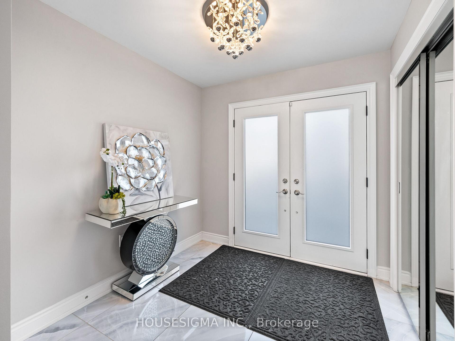Photo 4 of 33 Vaudeville Drive, Etobicoke, Alderwood — HOMEH