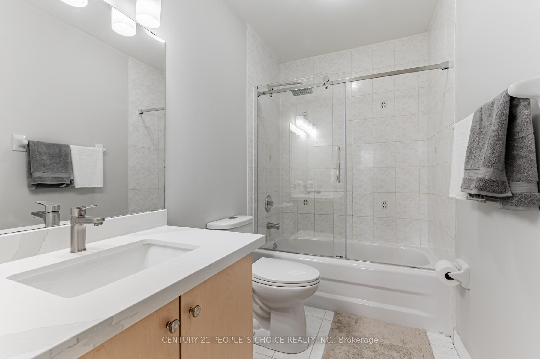 Photo 18 of 229 Islington Avenue, Etobicoke, New Toronto — HOMEH