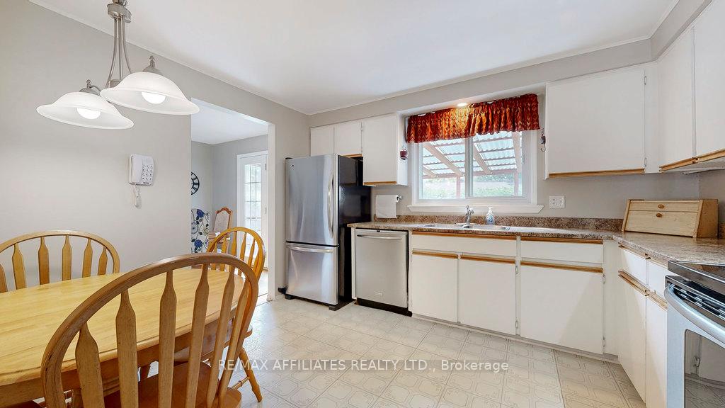 Photo 12 of 19 Wedgewood Crescent, Ottawa, Blackburn Hamlet — HOMEH