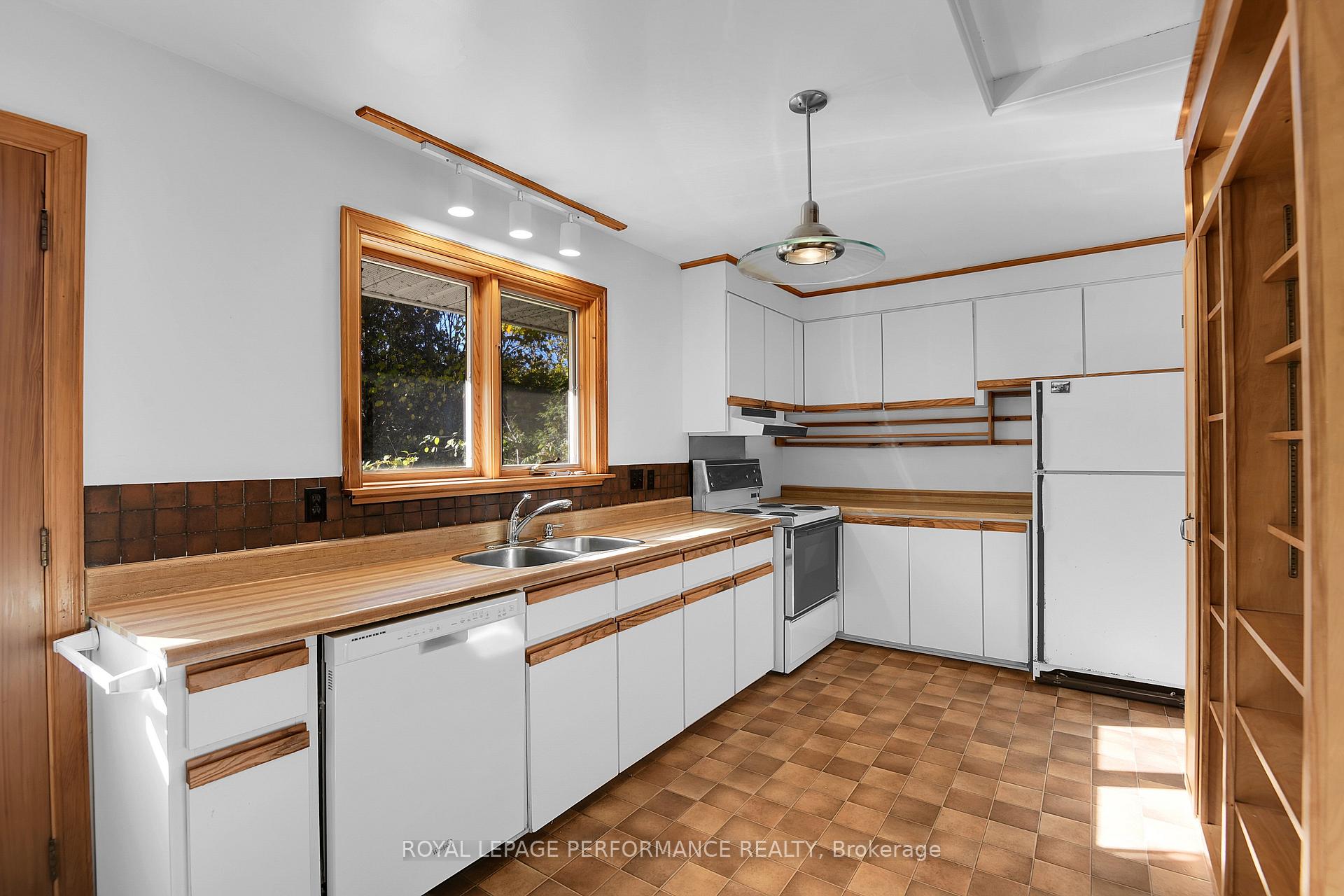 Photo 11 of 1394 Wesmar Drive, Ottawa, Alta Vista — HOMEH