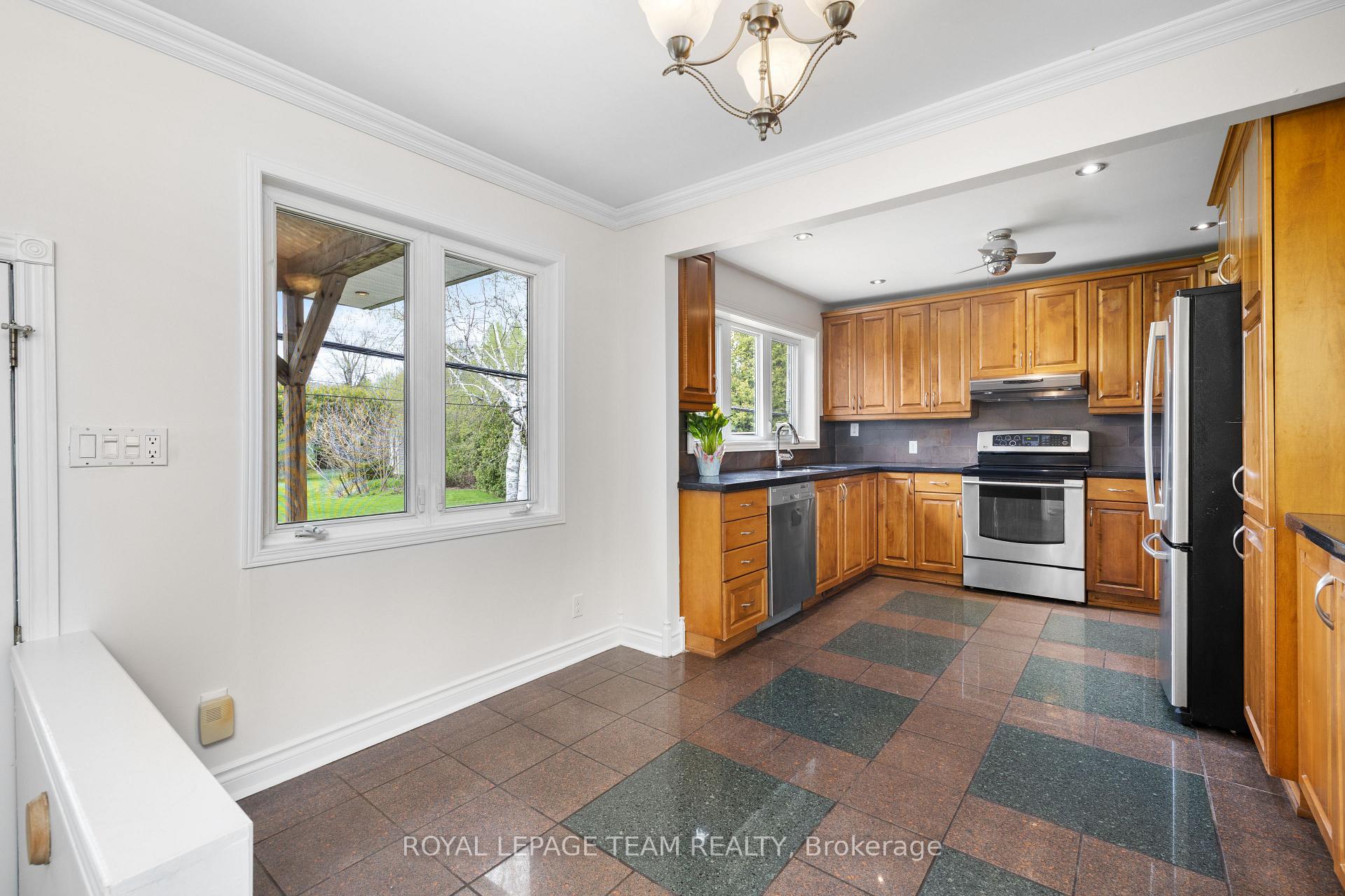 Photo 11 of 17 Cherrywood Drive, Ottawa, Arbeatha Park — HOMEH