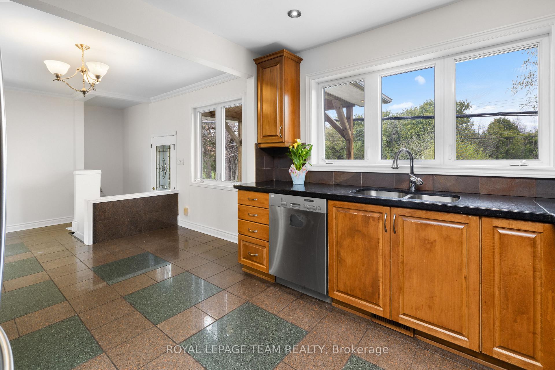 Photo 13 of 17 Cherrywood Drive, Ottawa, Arbeatha Park — HOMEH