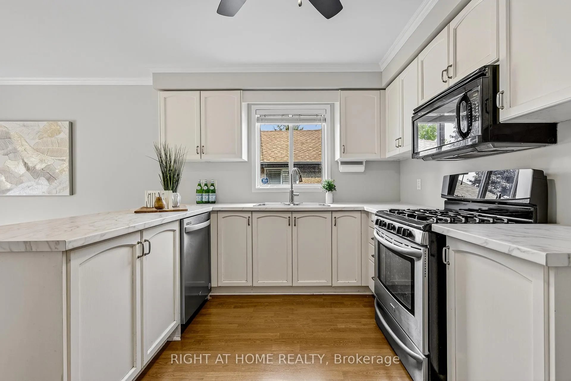 Photo 12 of 59 Kingsridge Road, Barrie, Bayshore — HOMEH