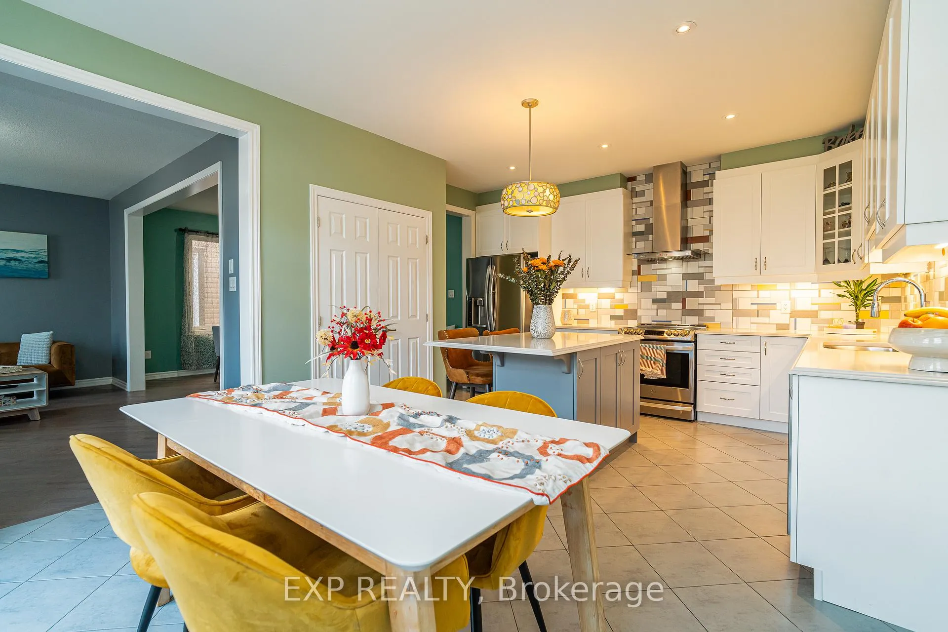 Photo 2 of 722 Devario Crescent, Ottawa, Barrhaven - Half Moon Bay — HOMEH