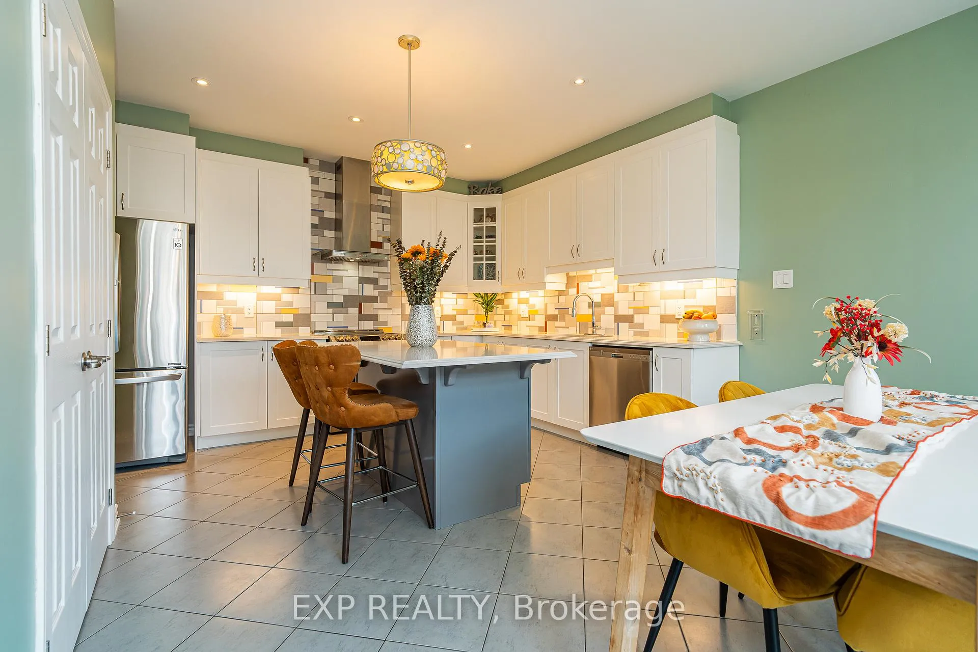 Photo 5 of 722 Devario Crescent, Ottawa, Barrhaven - Half Moon Bay — HOMEH