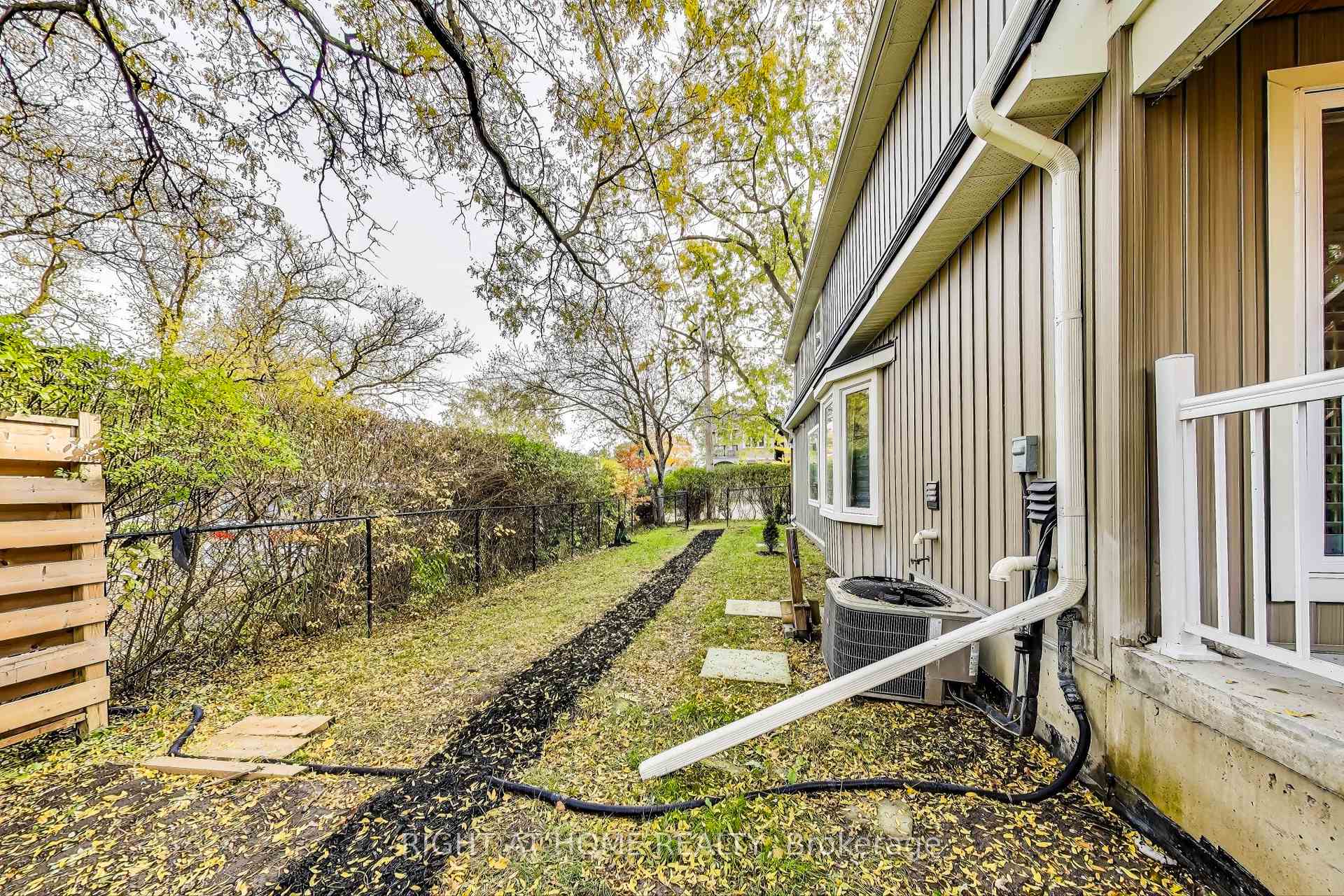 Photo 32 of 70 Laburnham Avenue, Etobicoke, Long Branch — HOMEH