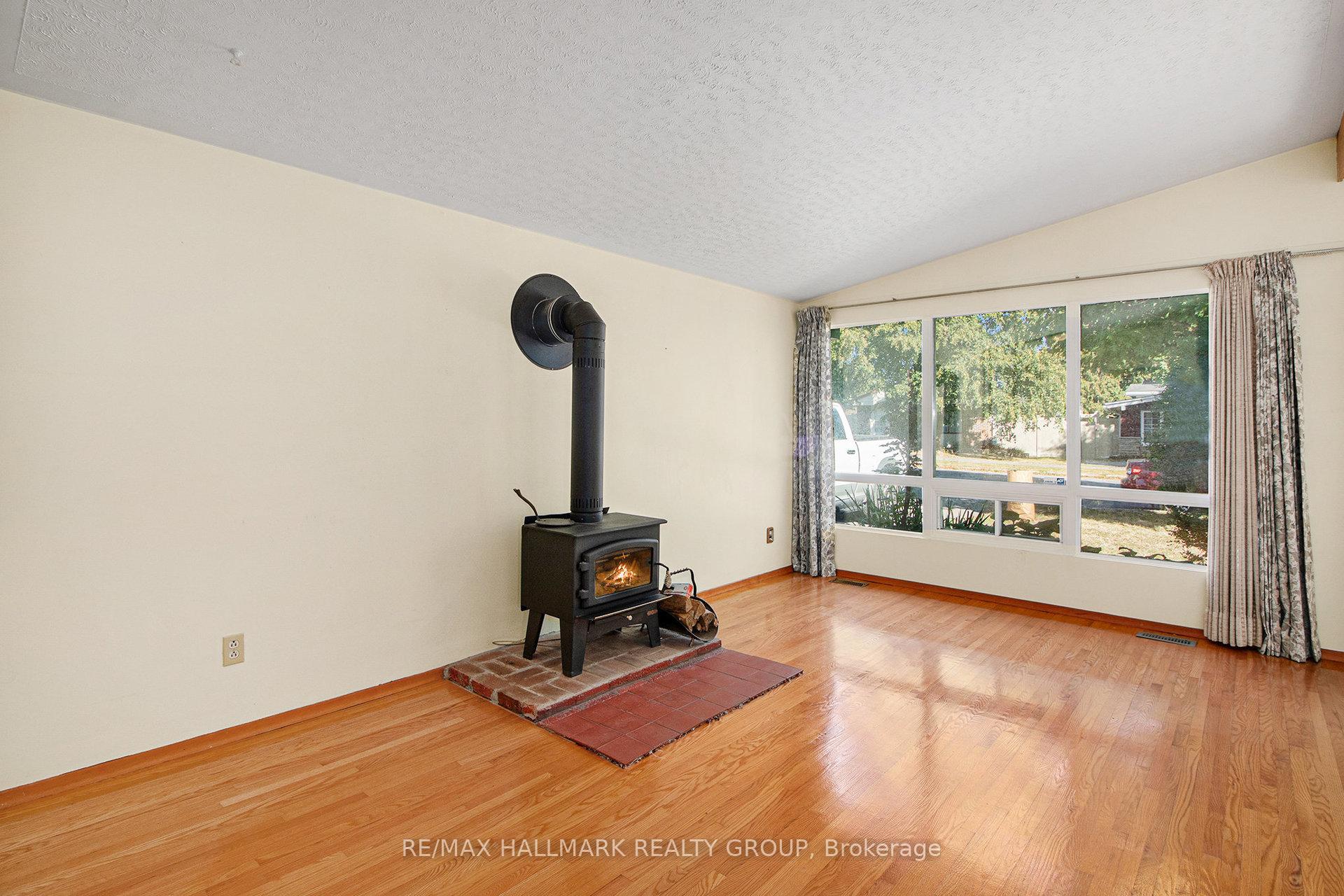 Photo 5 of 1938 Featherston Drive, Ottawa, Guildwood Estates - Urbandale Acres — HOMEH