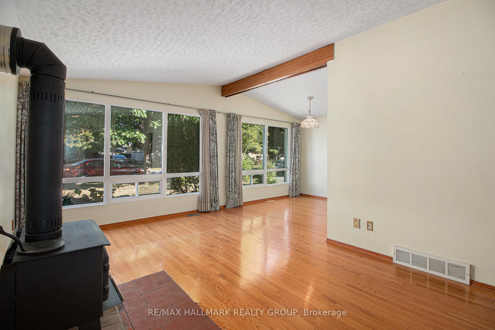 Photo 10 of 1938 Featherston Drive, Ottawa, Guildwood Estates - Urbandale Acres — HOMEH