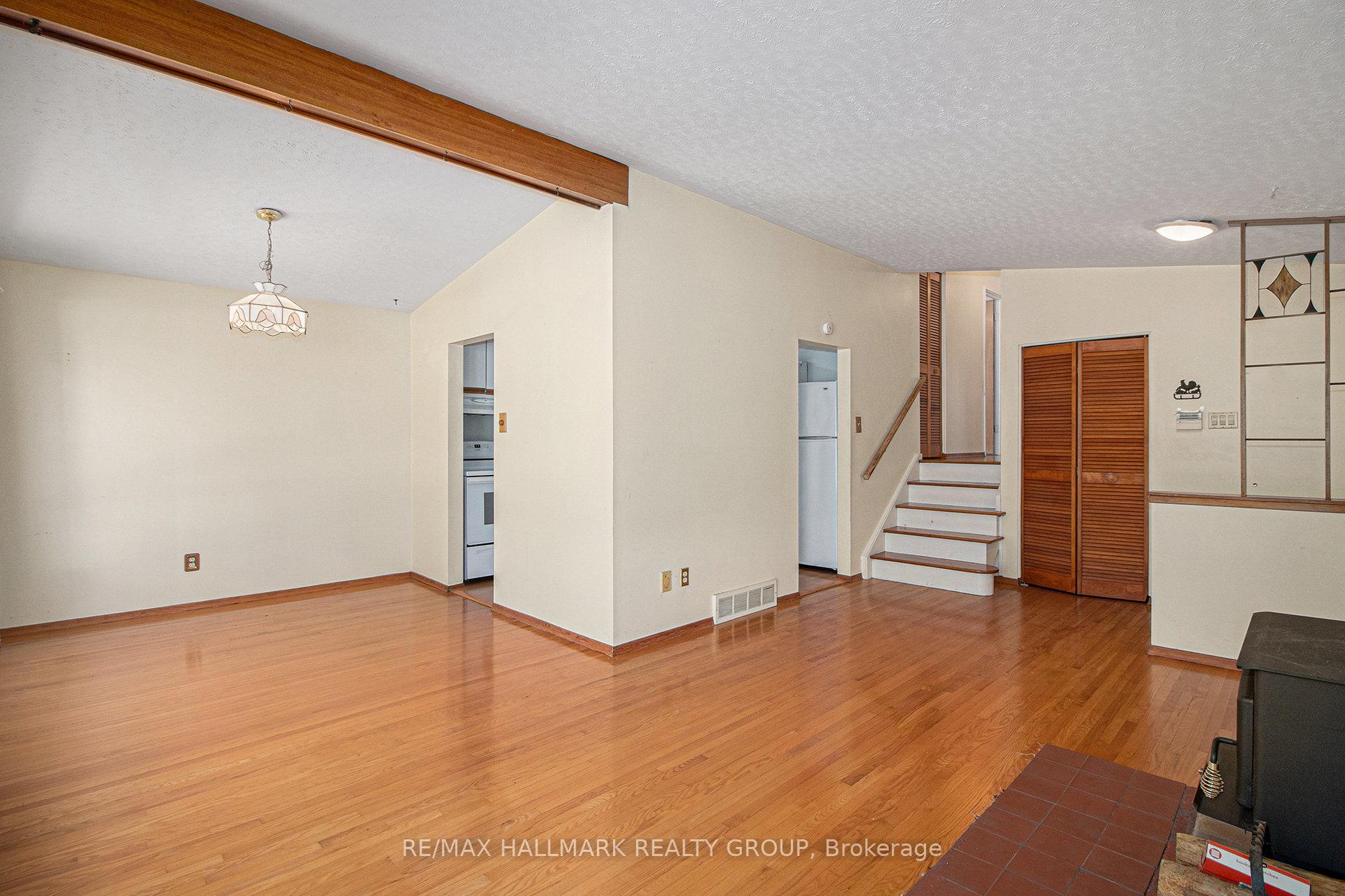 Photo 3 of 1938 Featherston Drive, Ottawa, Guildwood Estates - Urbandale Acres — HOMEH
