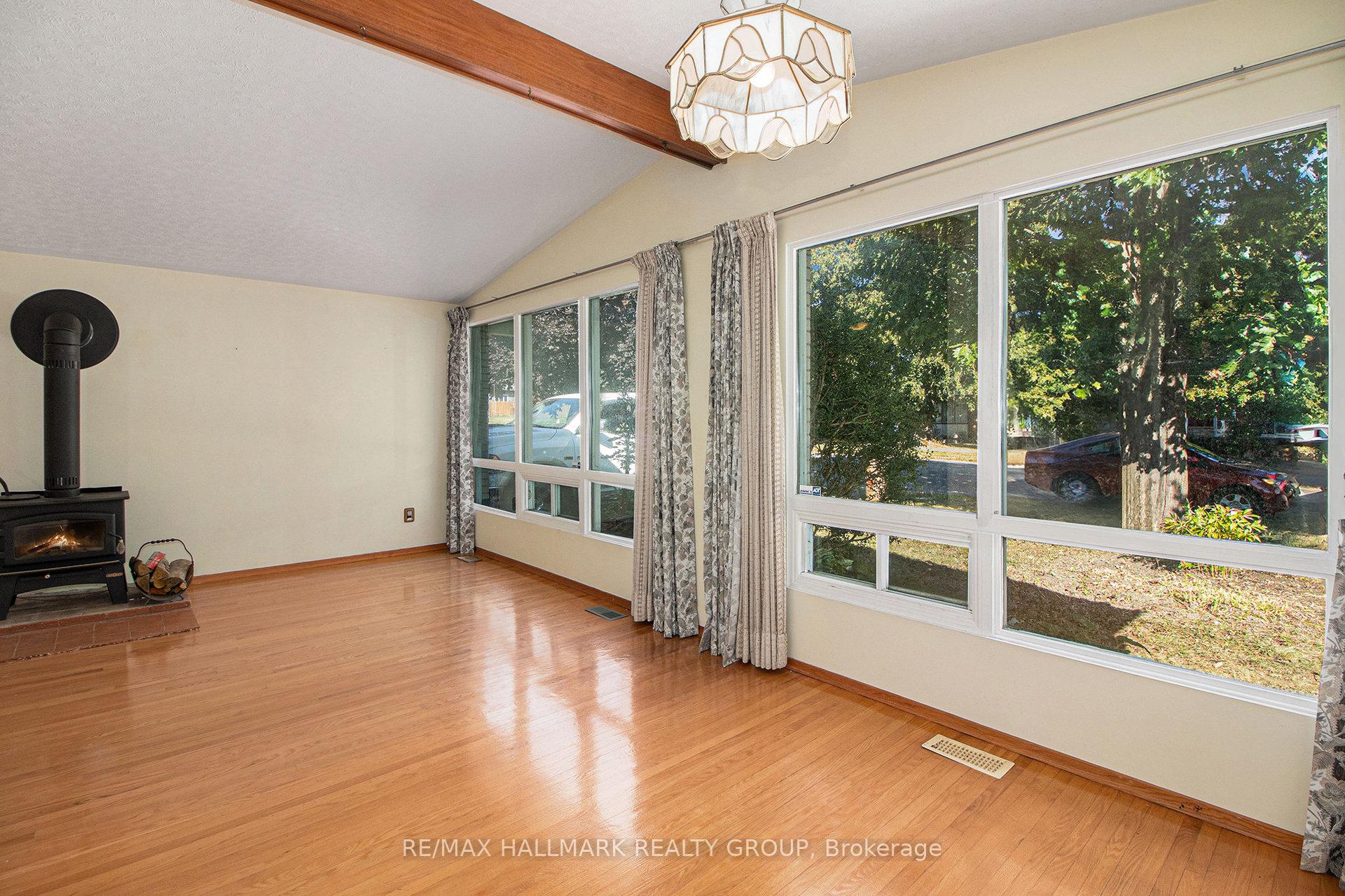 Photo 11 of 1938 Featherston Drive, Ottawa, Guildwood Estates - Urbandale Acres — HOMEH