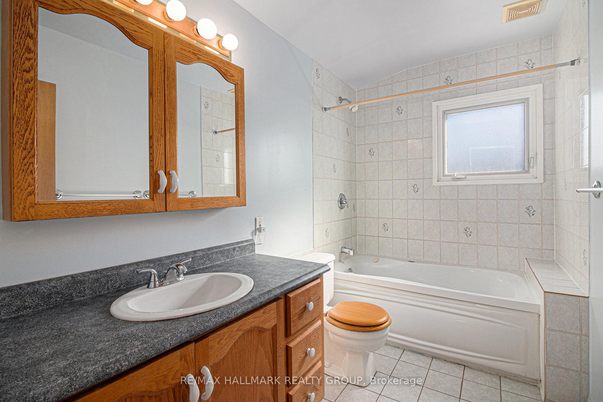 Photo 8 of 1938 Featherston Drive, Ottawa, Guildwood Estates - Urbandale Acres — HOMEH