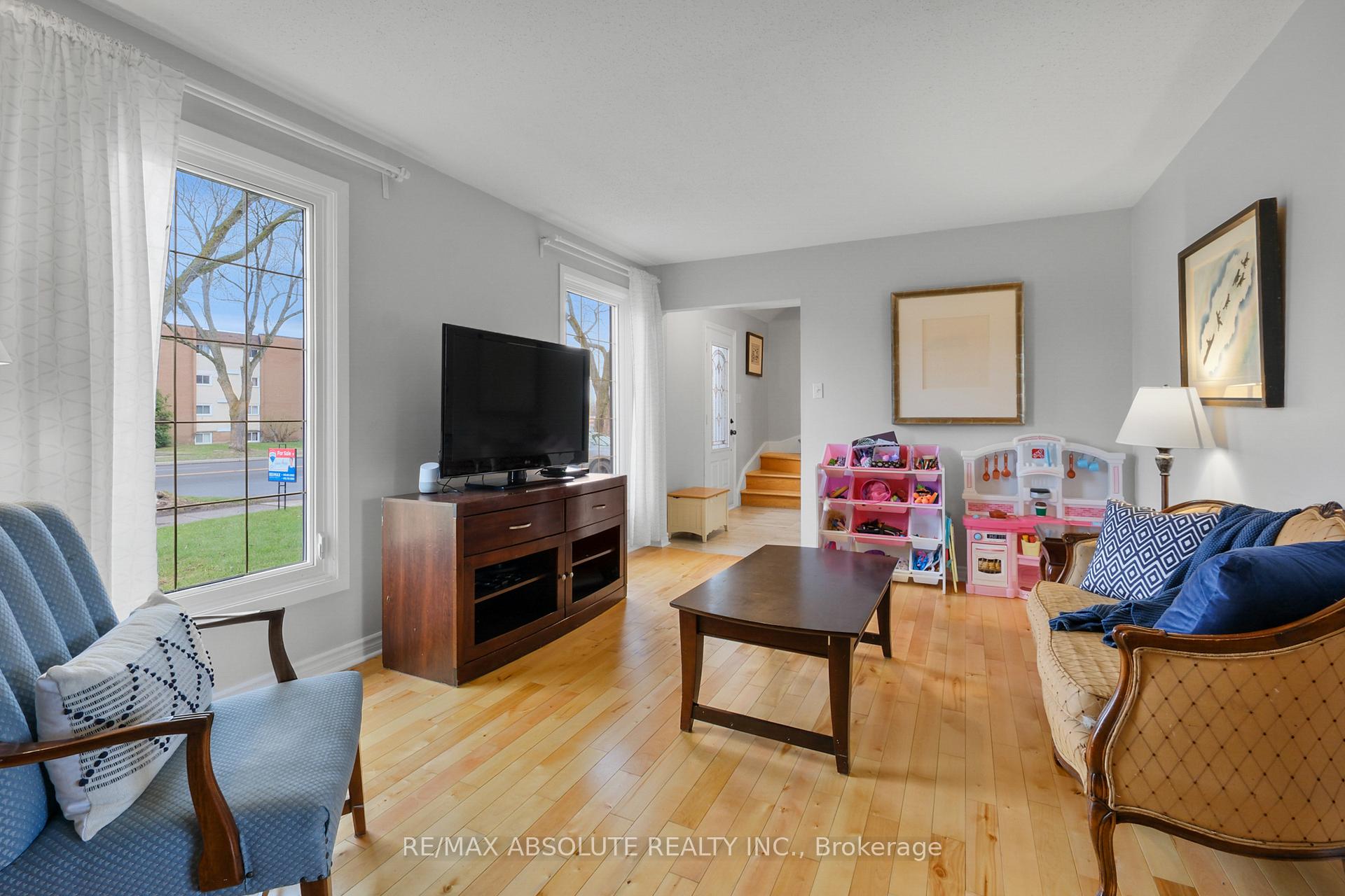Photo 10 of 2342 Ogilvie Road, Ottawa, Beacon Hill North — HOMEH
