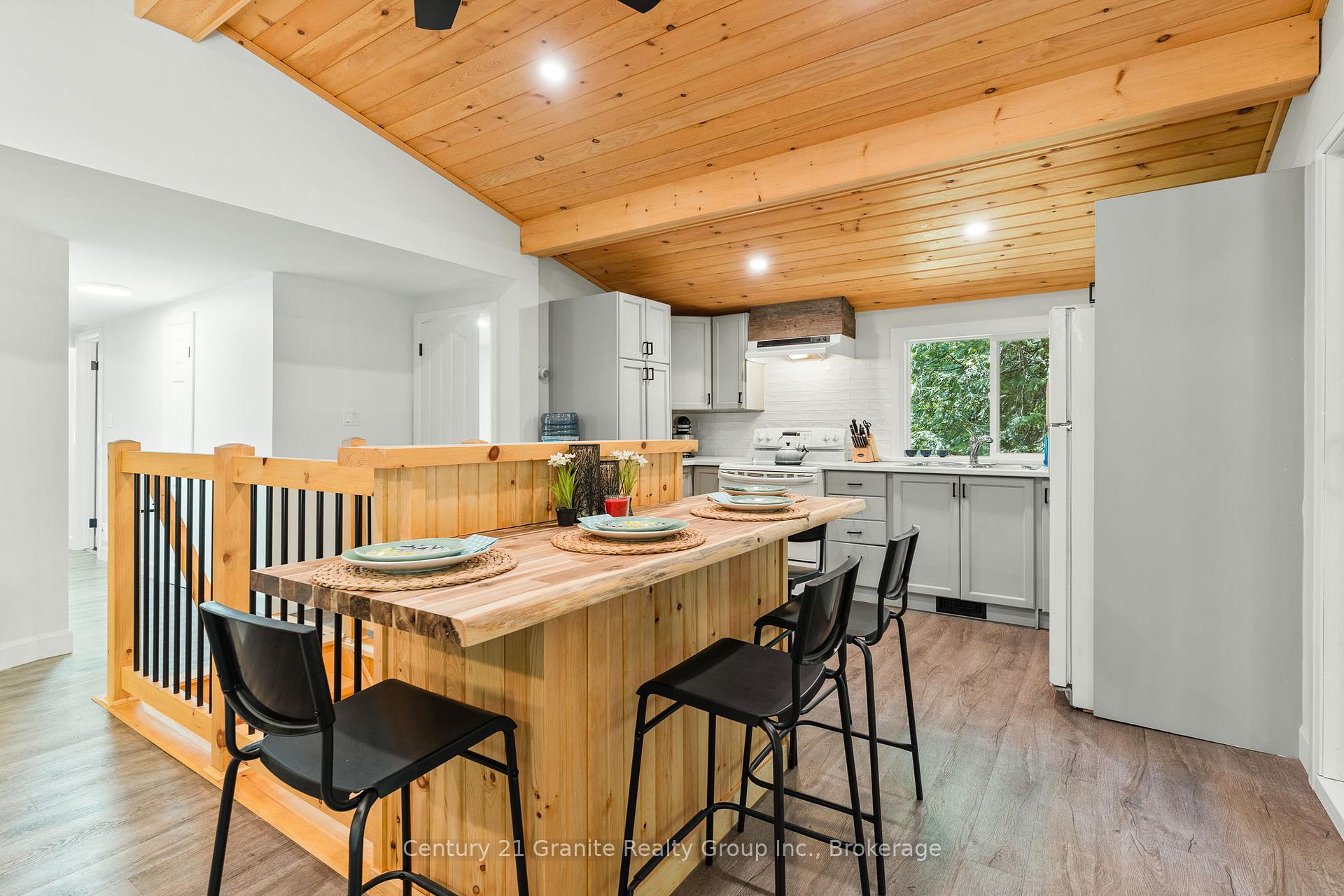 Photo 3 of 10979 Highway 118, Algonquin Highlands, Stanhope — HOMEH