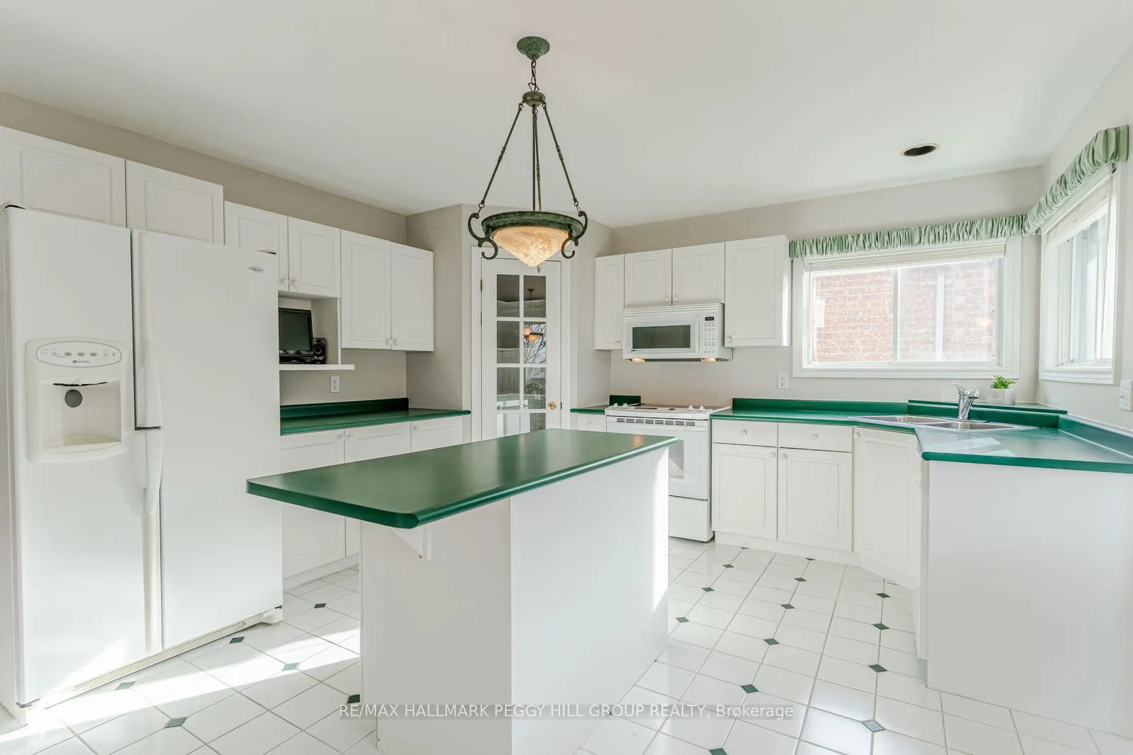 Photo 2 of 63 River Ridge Road, Barrie, Bayshore — HOMEH