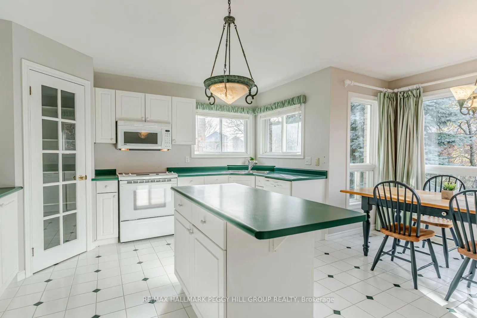 Photo 3 of 63 River Ridge Road, Barrie, Bayshore — HOMEH