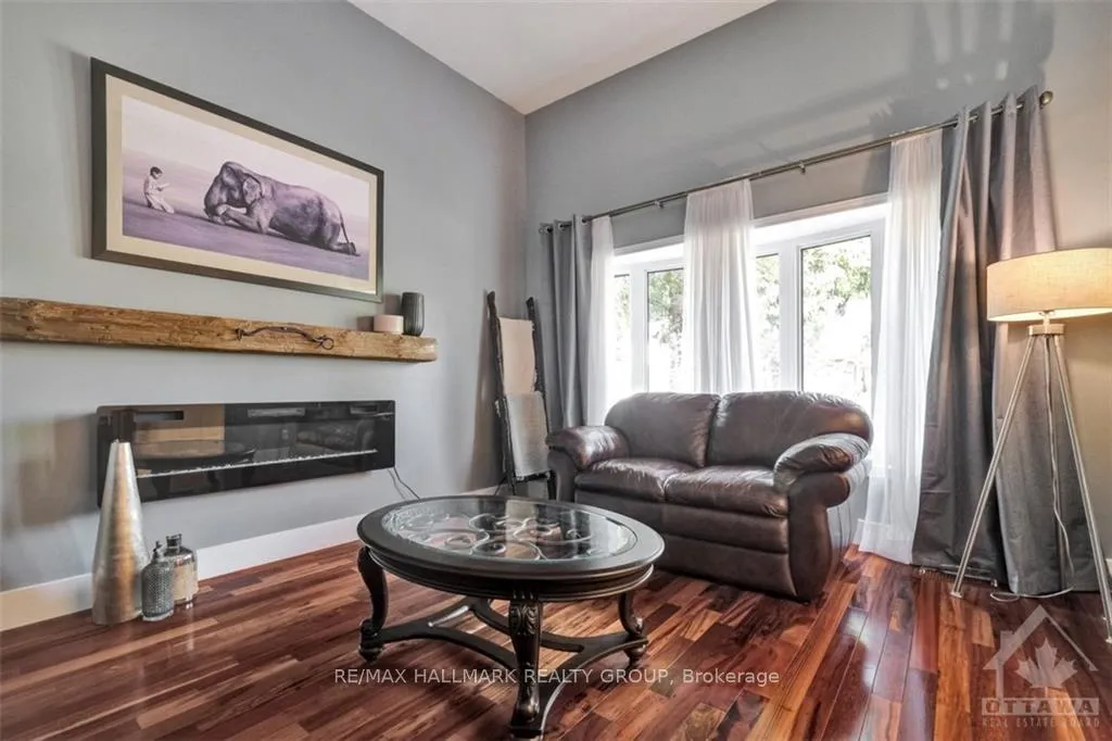 Photo 10 of 11 Alder Crescent, Ottawa, Blackburn Hamlet — HOMEH