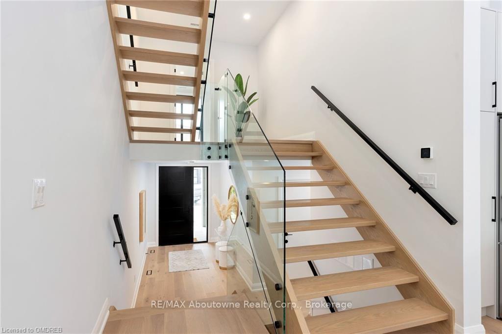 Photo 5 of 103 Tenth Street, Etobicoke, New Toronto — HOMEH