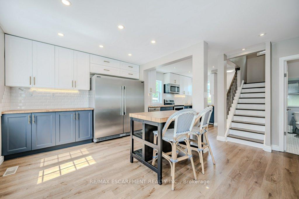 Photo 4 of 412 Valermo Drive, Etobicoke, Alderwood — HOMEH