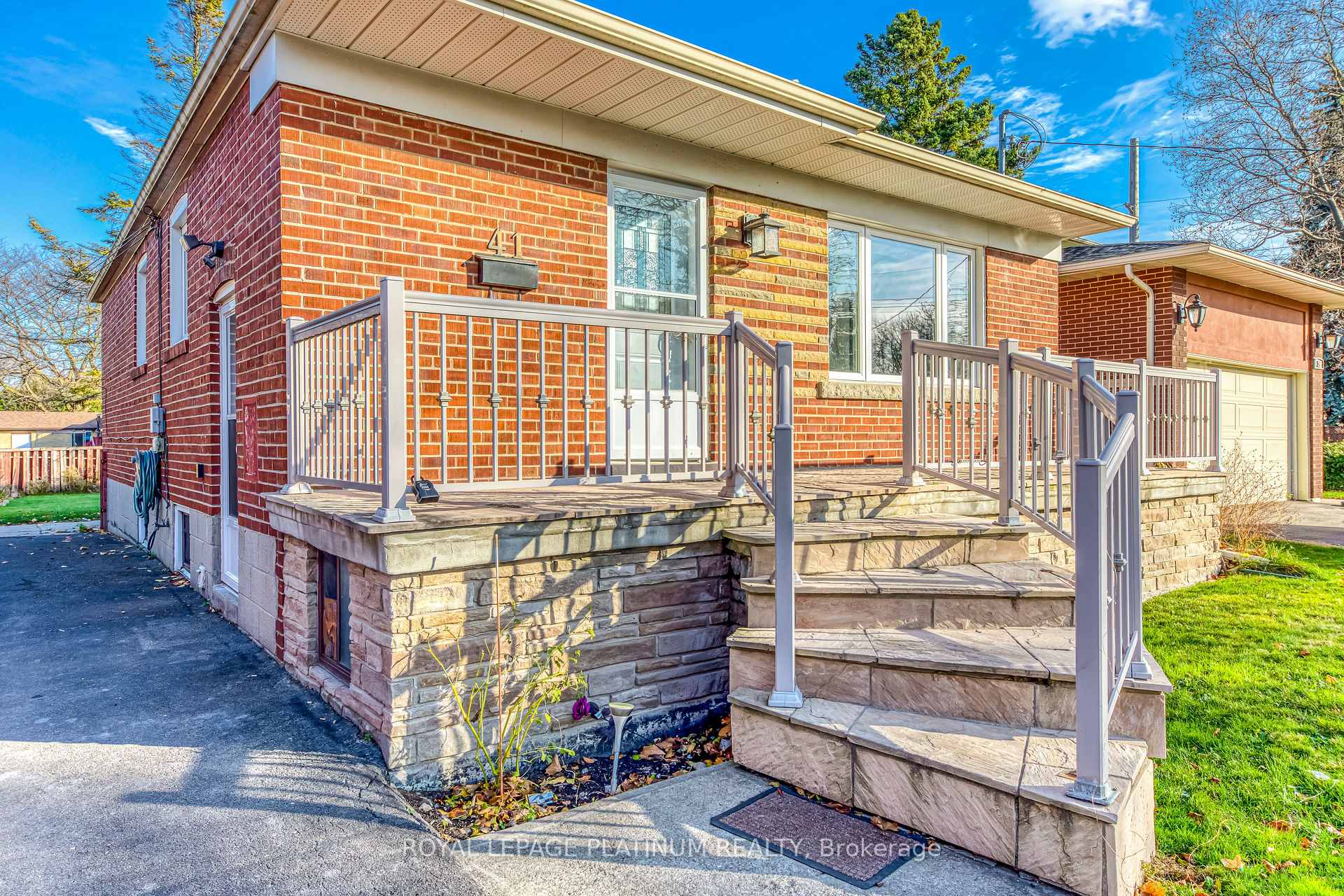 Photo 2 of 41 Edilou Drive, Etobicoke, Alderwood — HOMEH