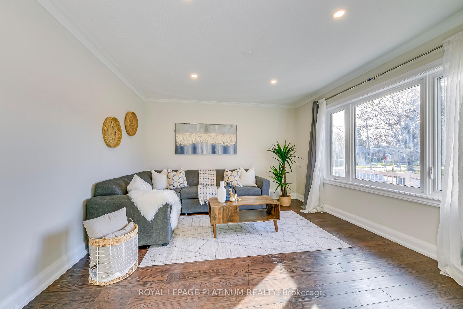 Photo 4 of 41 Edilou Drive, Etobicoke, Alderwood — HOMEH