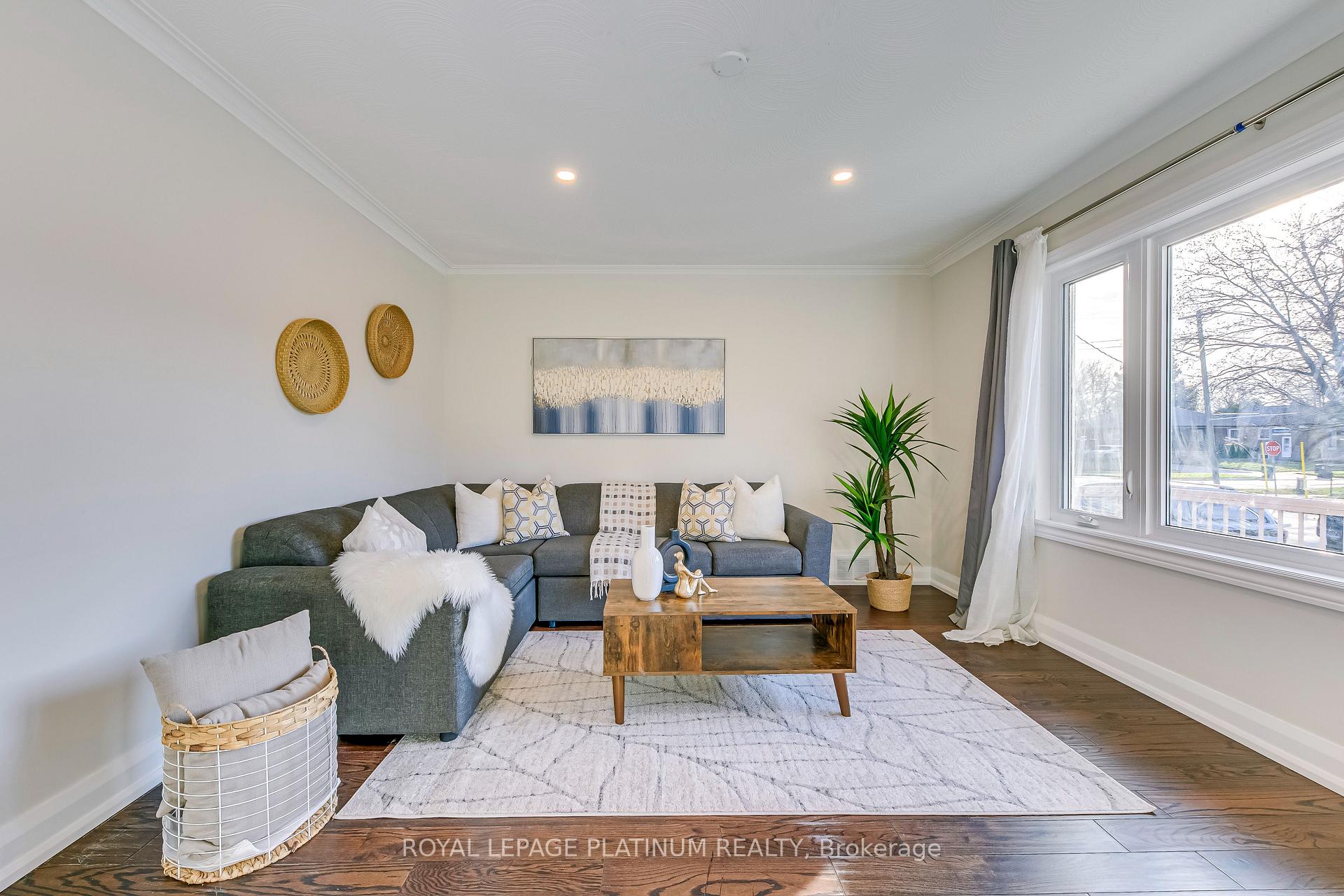 Photo 5 of 41 Edilou Drive, Etobicoke, Alderwood — HOMEH