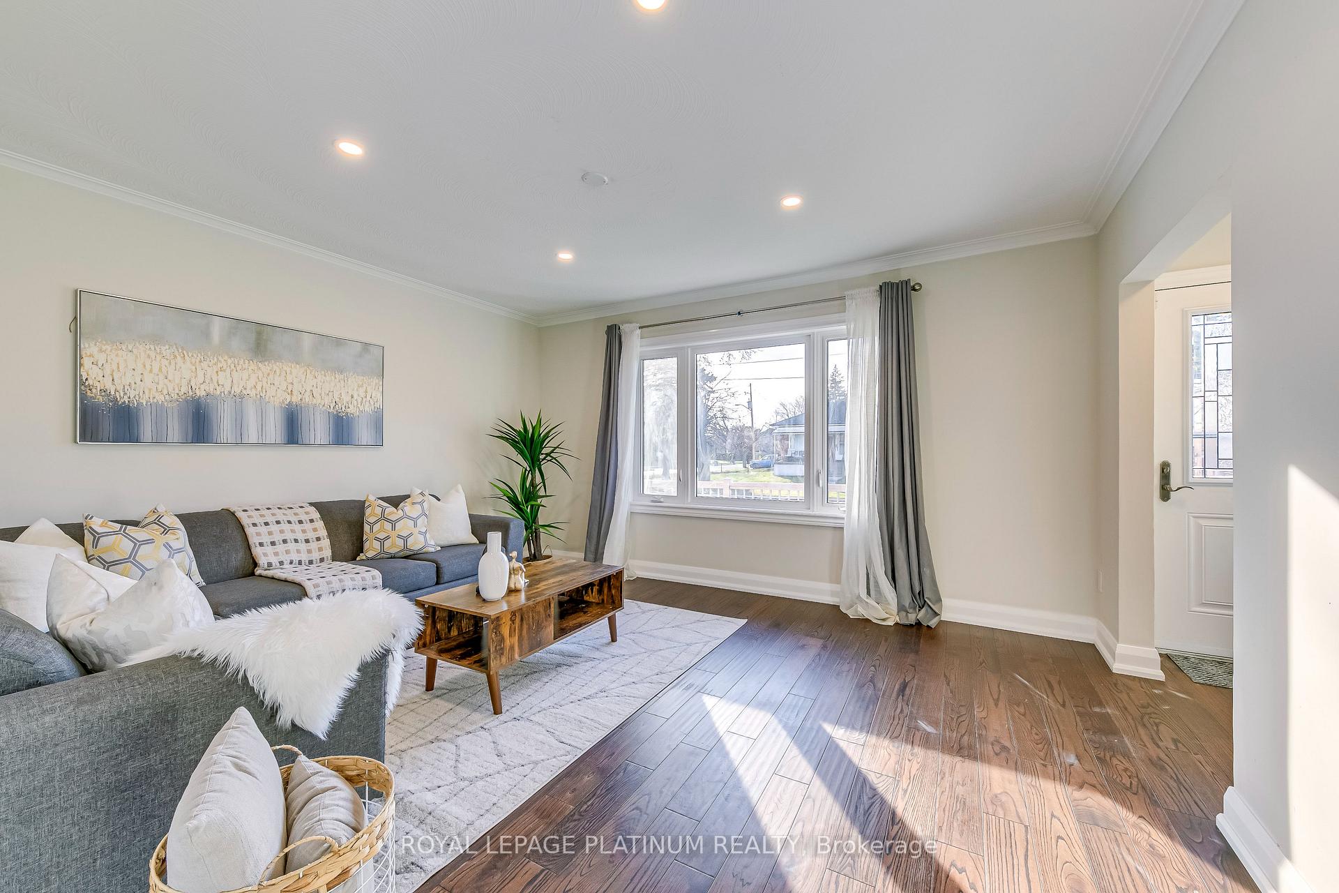 Photo 6 of 41 Edilou Drive, Etobicoke, Alderwood — HOMEH