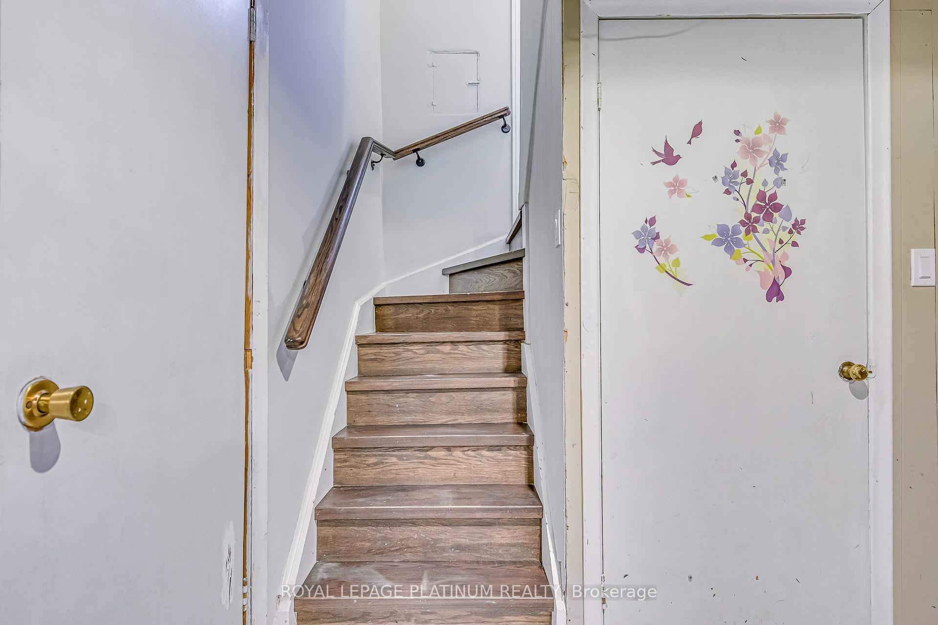 Photo 23 of 41 Edilou Drive, Etobicoke, Alderwood — HOMEH