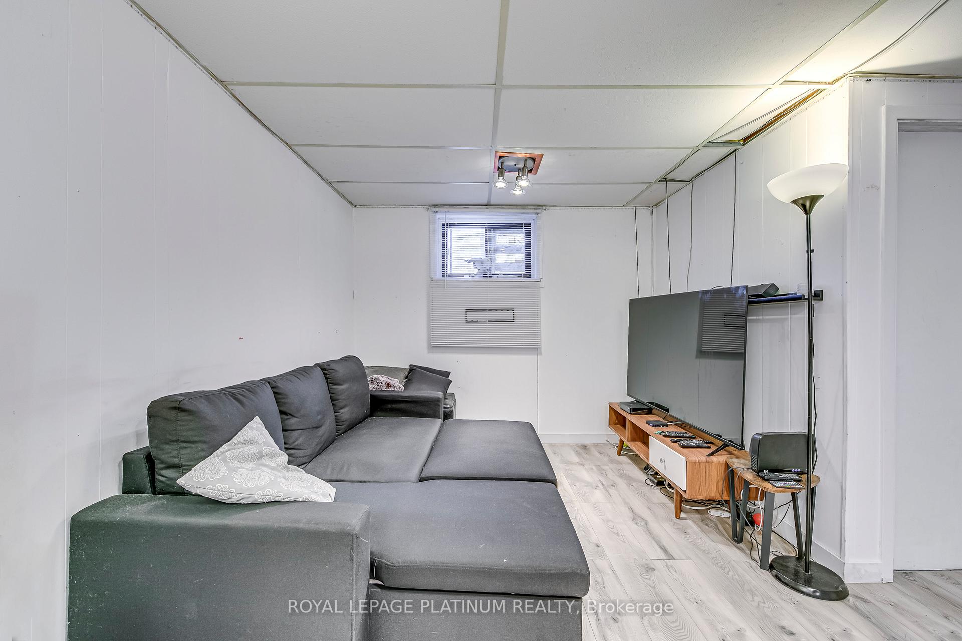 Photo 26 of 41 Edilou Drive, Etobicoke, Alderwood — HOMEH