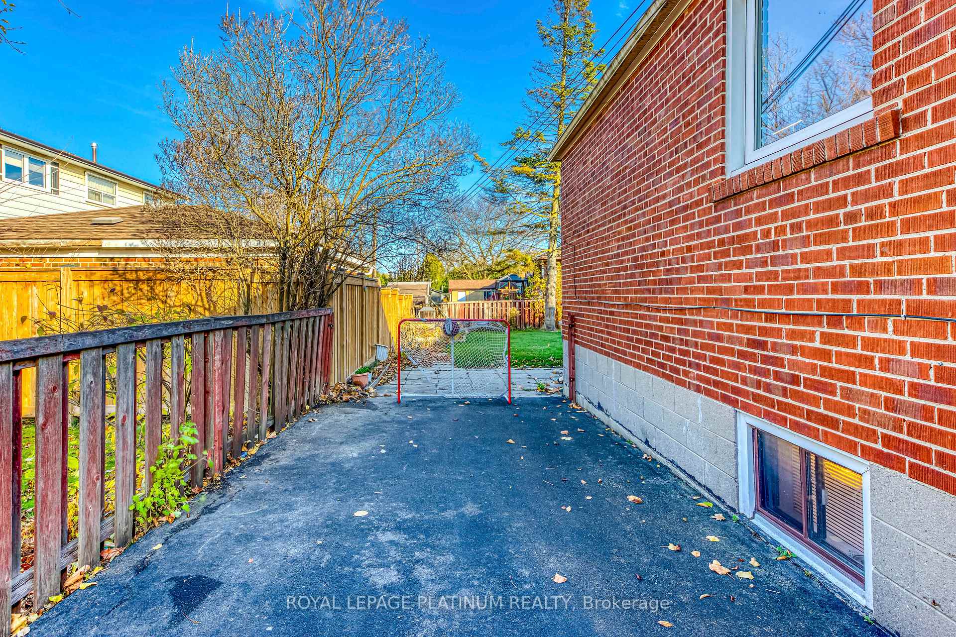Photo 33 of 41 Edilou Drive, Etobicoke, Alderwood — HOMEH