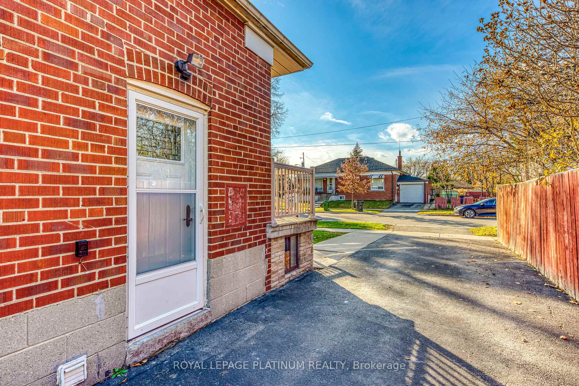 Photo 34 of 41 Edilou Drive, Etobicoke, Alderwood — HOMEH