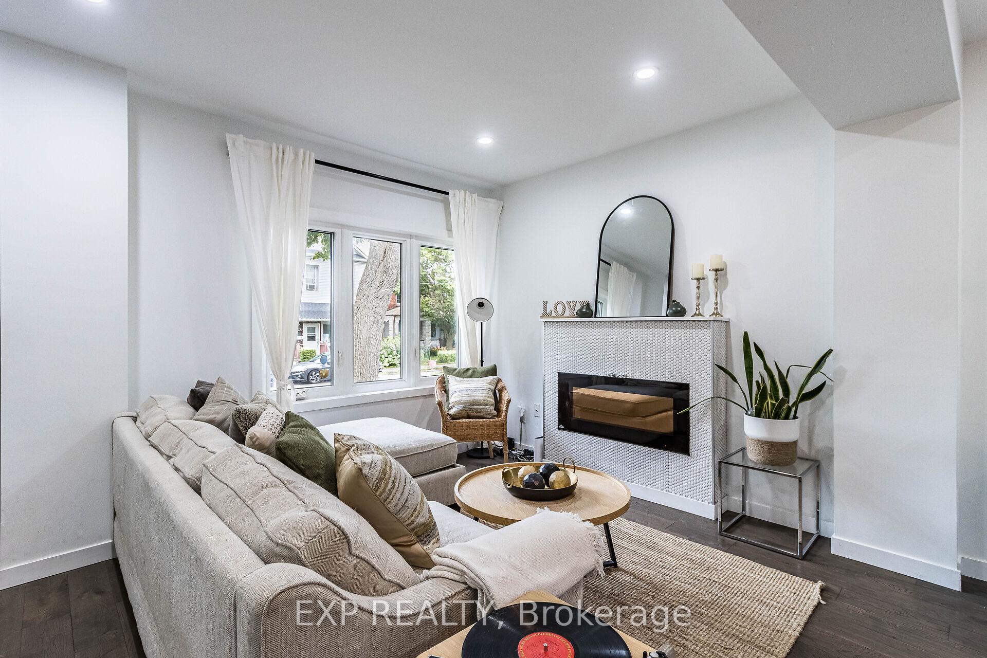Photo 2 of 212 Sixth Street, Etobicoke, New Toronto — HOMEH