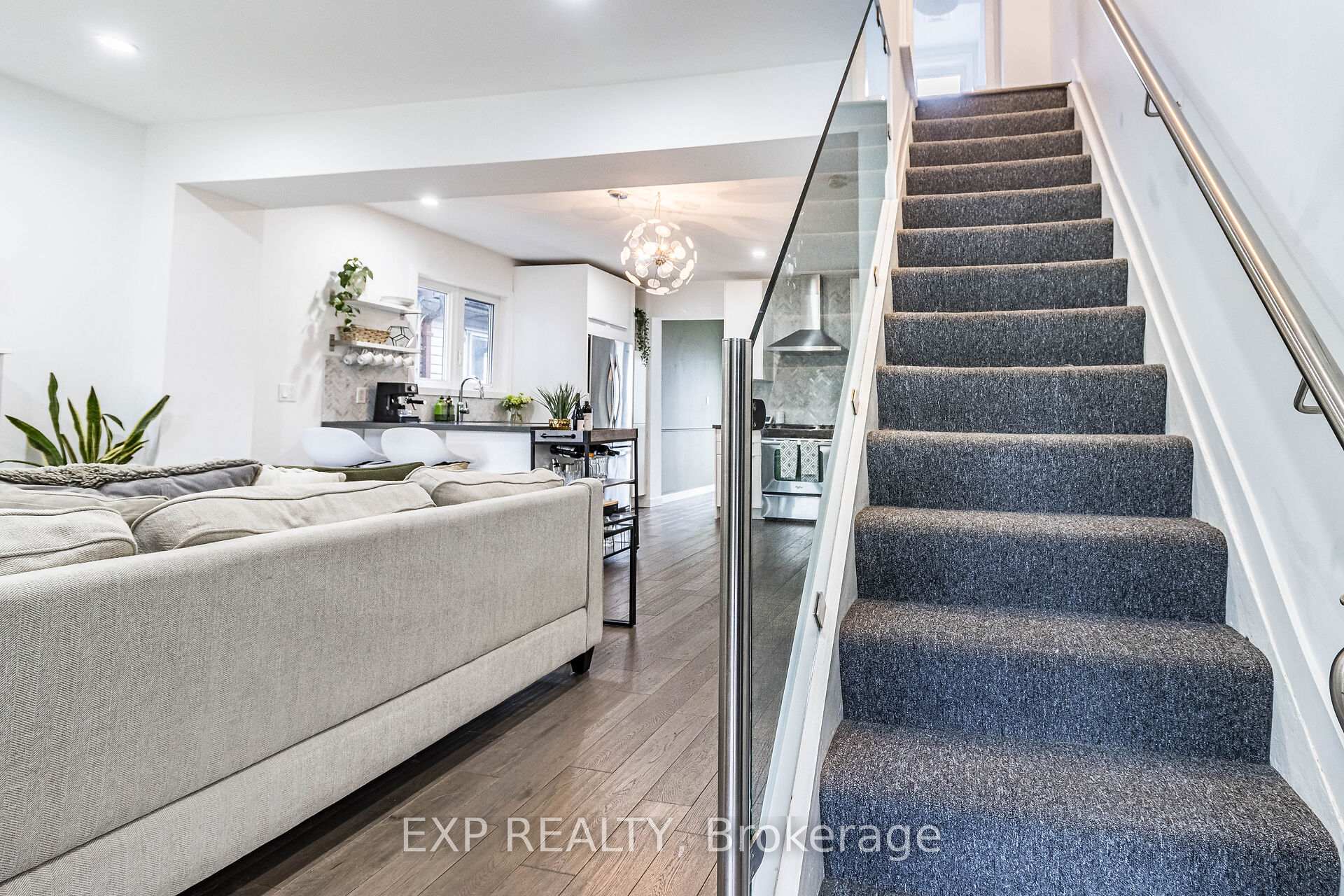 Photo 11 of 212 Sixth Street, Etobicoke, New Toronto — HOMEH