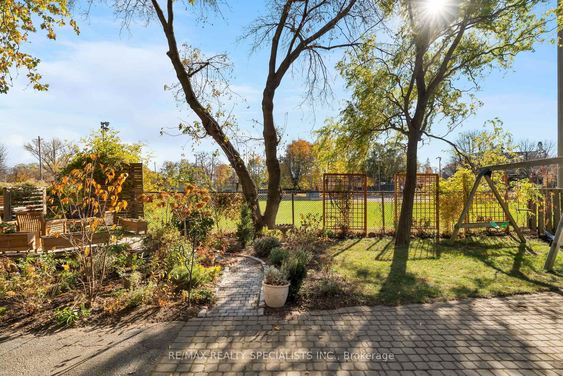 Photo 37 of 28 Eleventh Street, Etobicoke, New Toronto — HOMEH