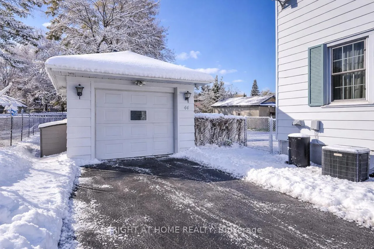 Photo 2 of 44 Newton Street, Barrie, Wellington — HOMEH