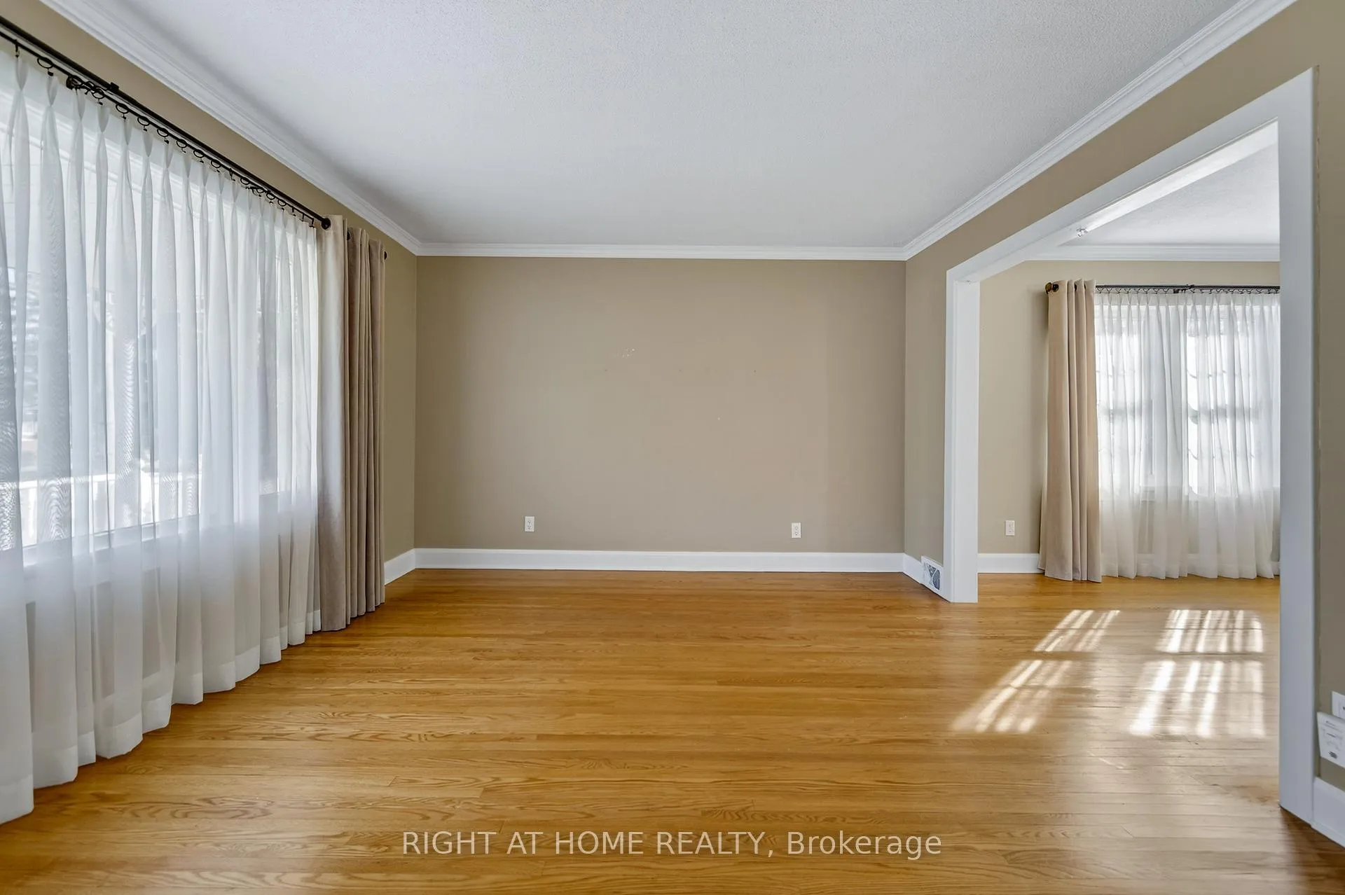 Photo 4 of 44 Newton Street, Barrie, Wellington — HOMEH