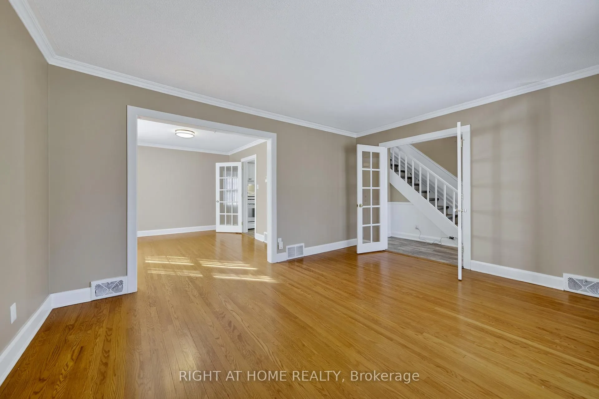 Photo 5 of 44 Newton Street, Barrie, Wellington — HOMEH