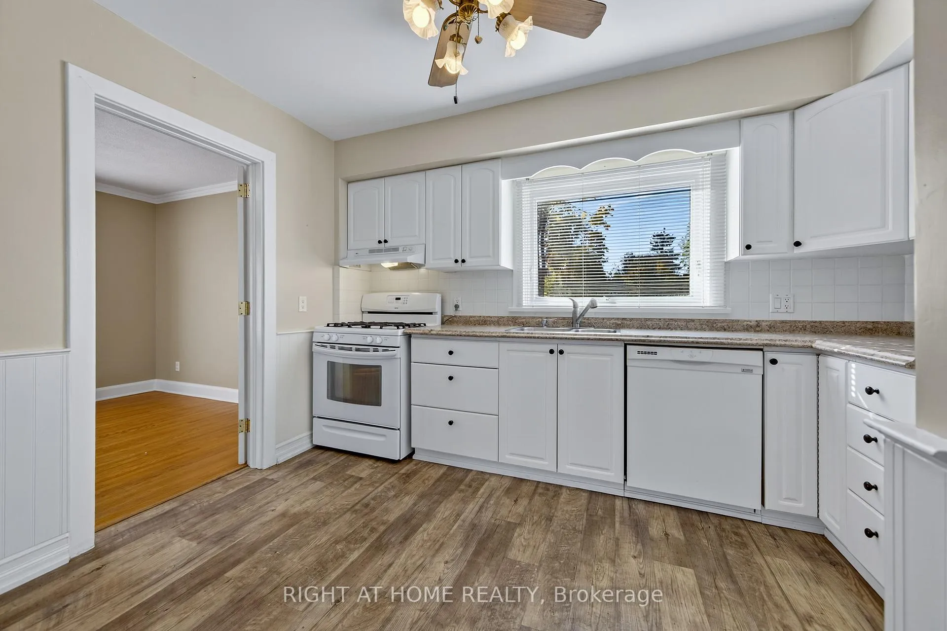 Photo 11 of 44 Newton Street, Barrie, Wellington — HOMEH