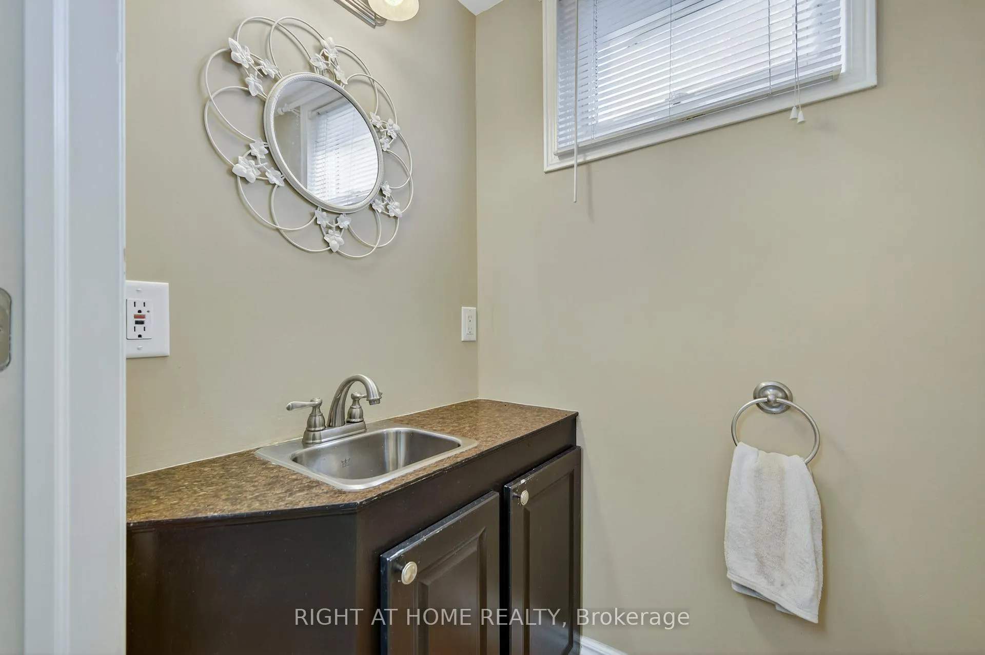 Photo 22 of 44 Newton Street, Barrie, Wellington — HOMEH