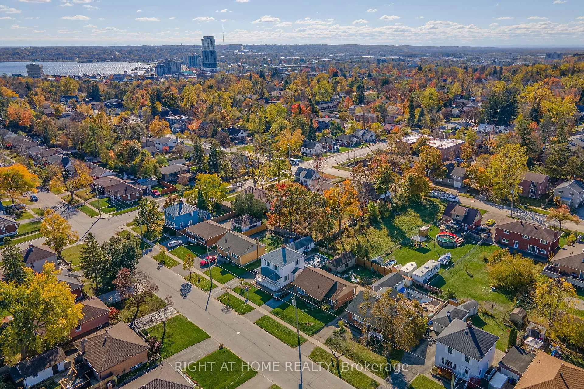Photo 27 of 44 Newton Street, Barrie, Wellington — HOMEH