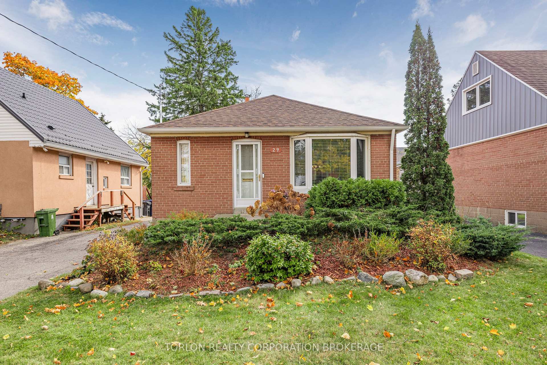 Photo 2 of 29 Mitcham Drive, Etobicoke, Alderwood — HOMEH