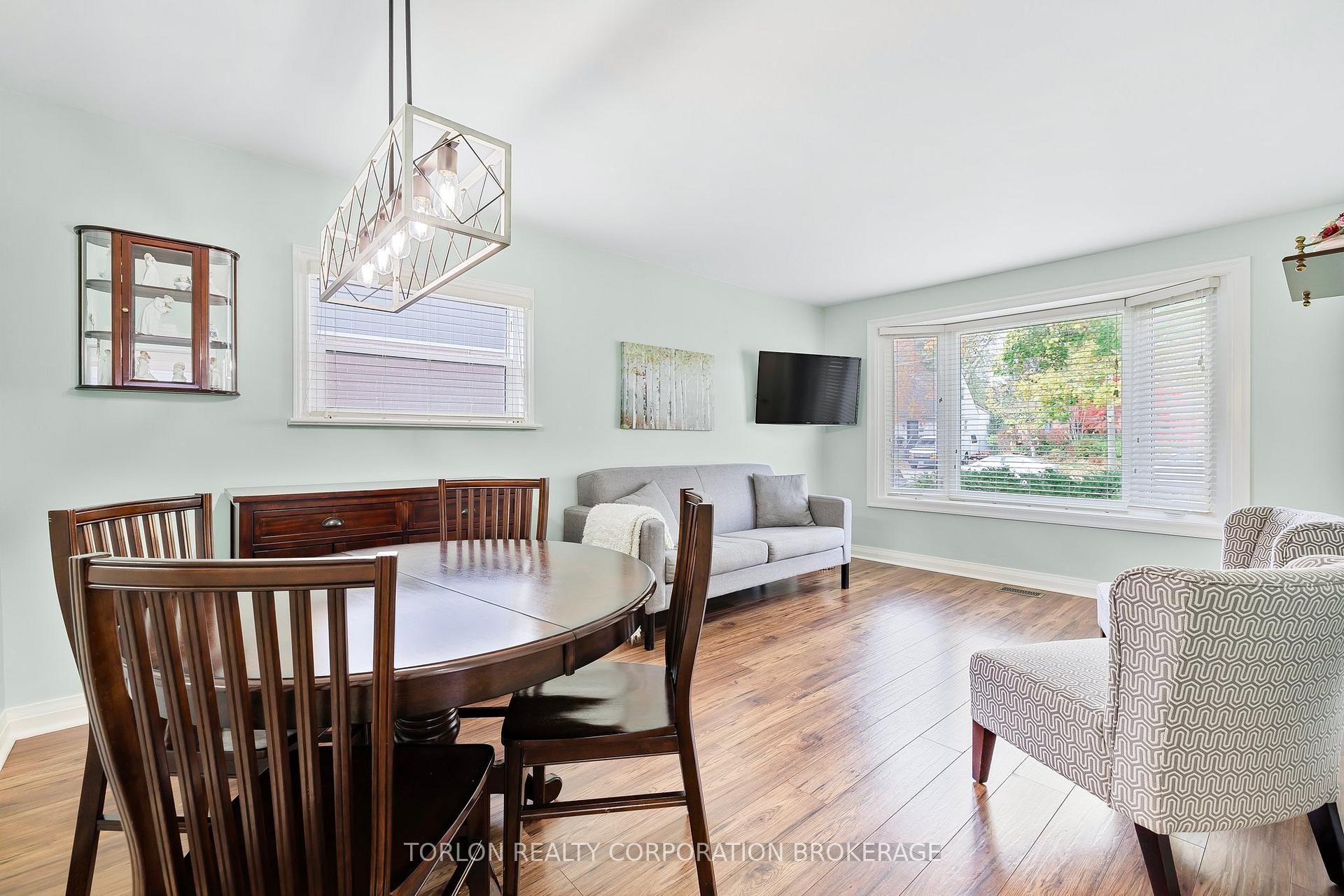Photo 8 of 29 Mitcham Drive, Etobicoke, Alderwood — HOMEH