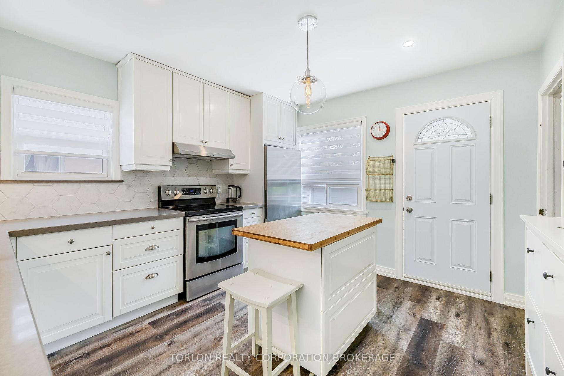 Photo 10 of 29 Mitcham Drive, Etobicoke, Alderwood — HOMEH
